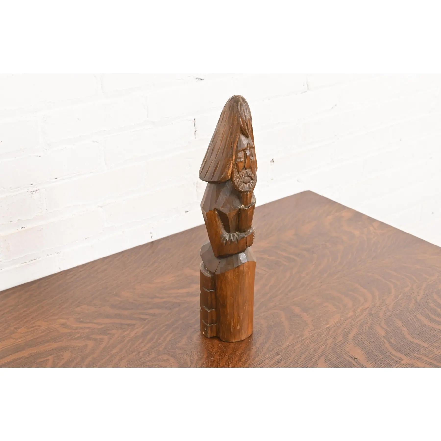 Art of Vintage, scultura in legno intagliata a mano raffigurante un uomo che pensa, in stile folk. In condizioni buone in vendita a South Bend, IN