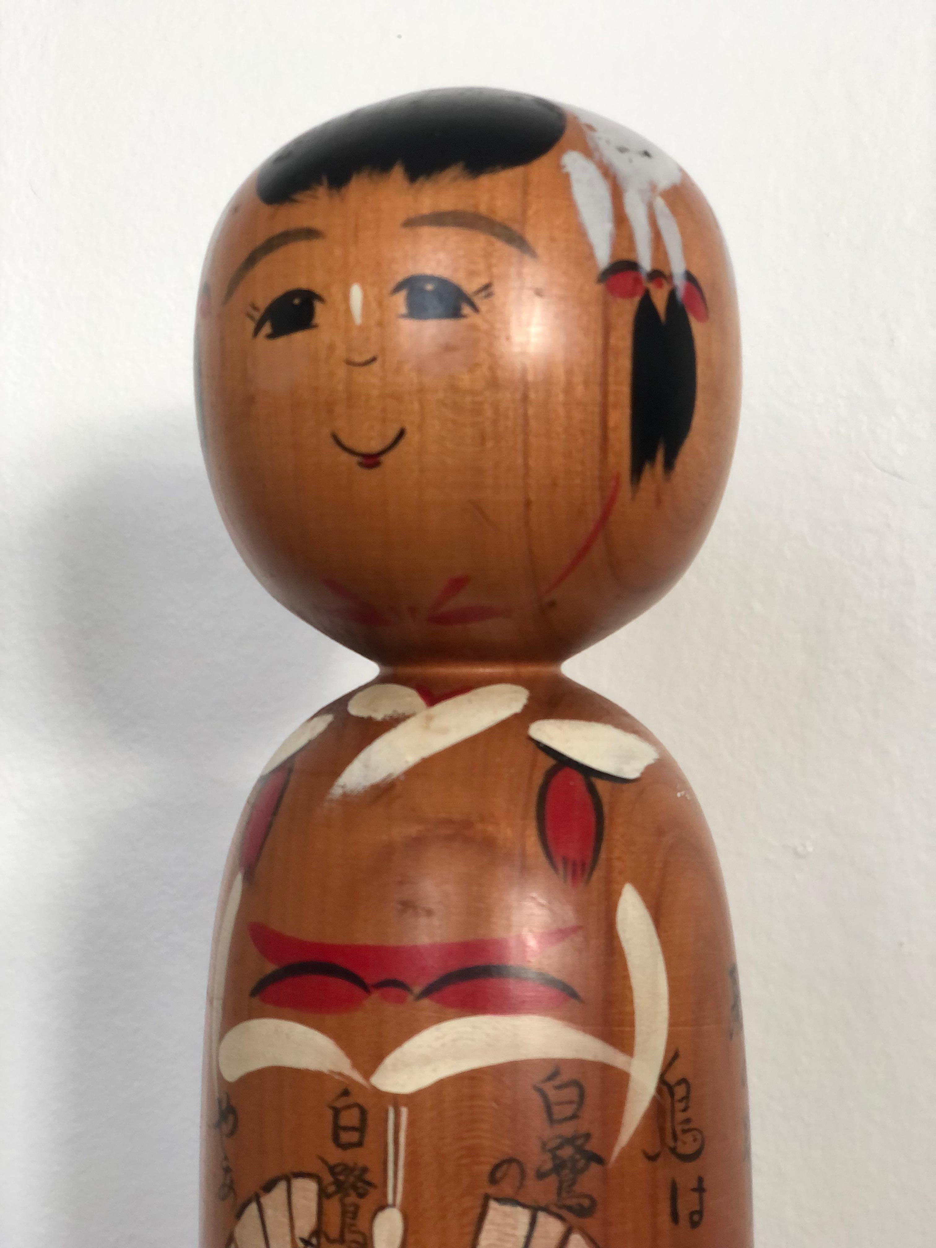 Vintage Kokeshi Puppe aus Japan im ägyptischen Look. Reichlich handgefertigt mit alten Slogans.
Komplett handgefertigt aus japanischem Sakura-Holz und bemalt, deshalb gibt es auch nur 1 Stück davon. Diese Technik ist eine Handwerkskunst, die von