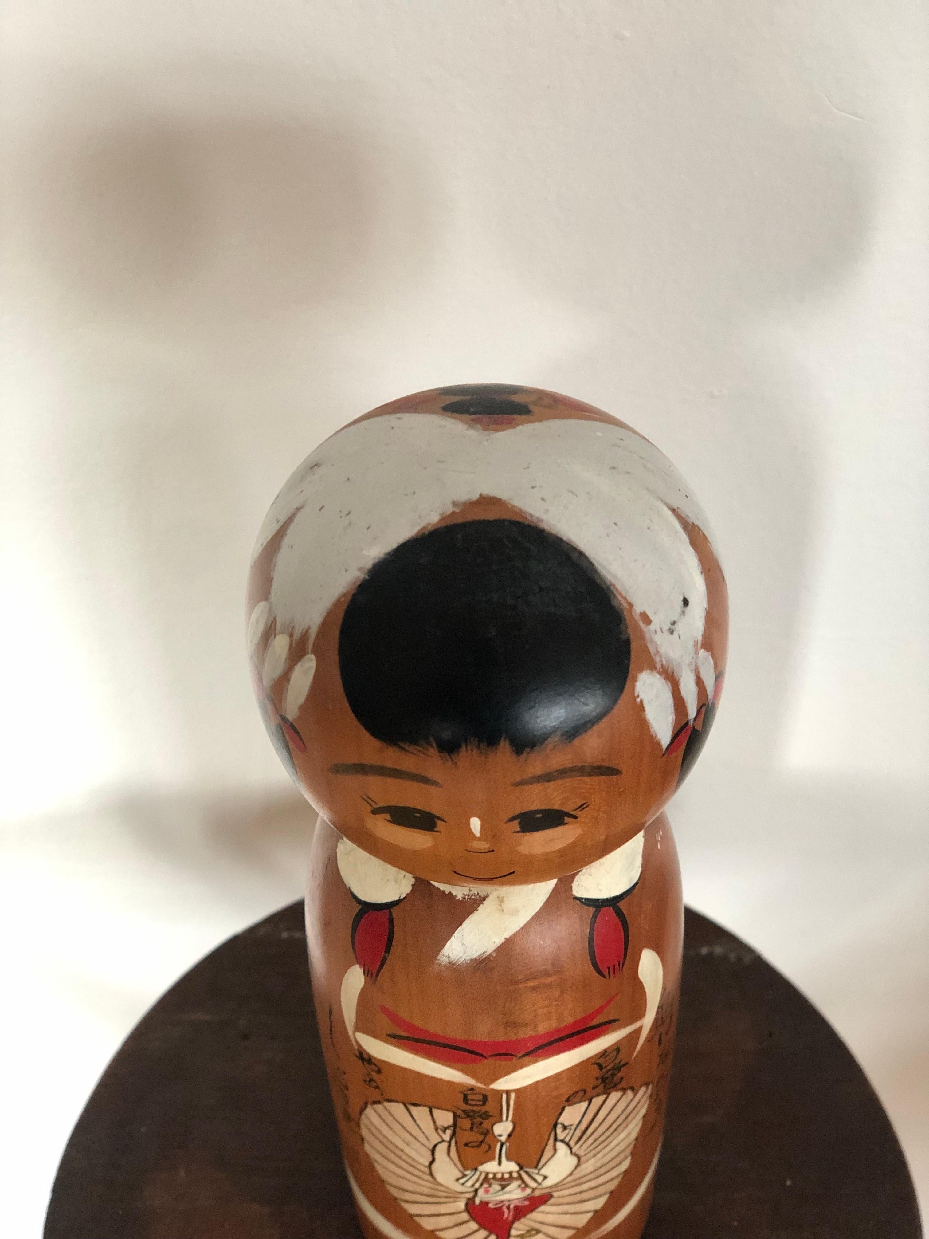 Vintage-Volkskunst Kokeshi-Puppe im ägyptischen Stil, signiert Japan (Handgeschnitzt) im Angebot