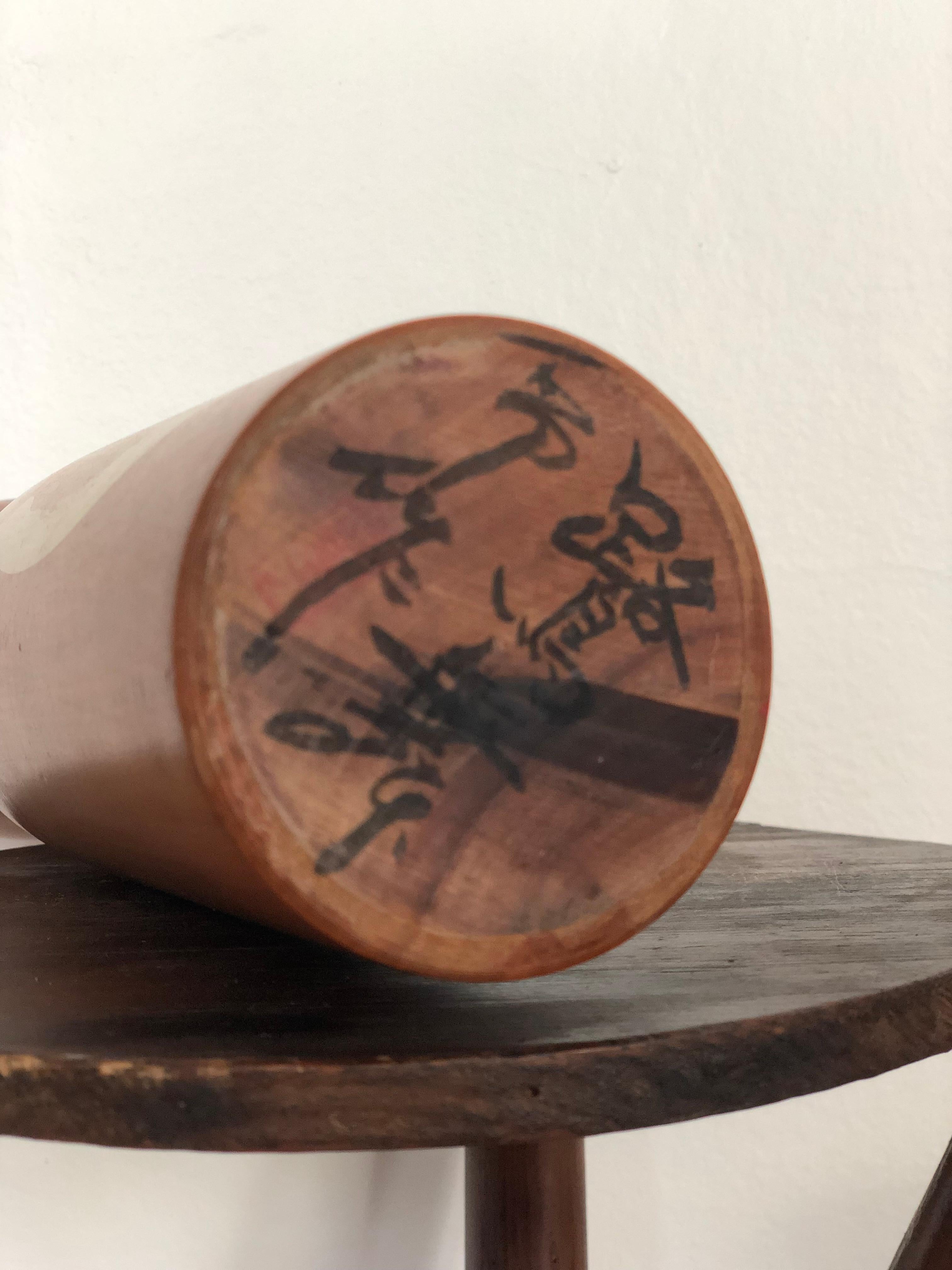Vintage-Volkskunst Kokeshi-Puppe im ägyptischen Stil, signiert Japan (Mitte des 20. Jahrhunderts) im Angebot