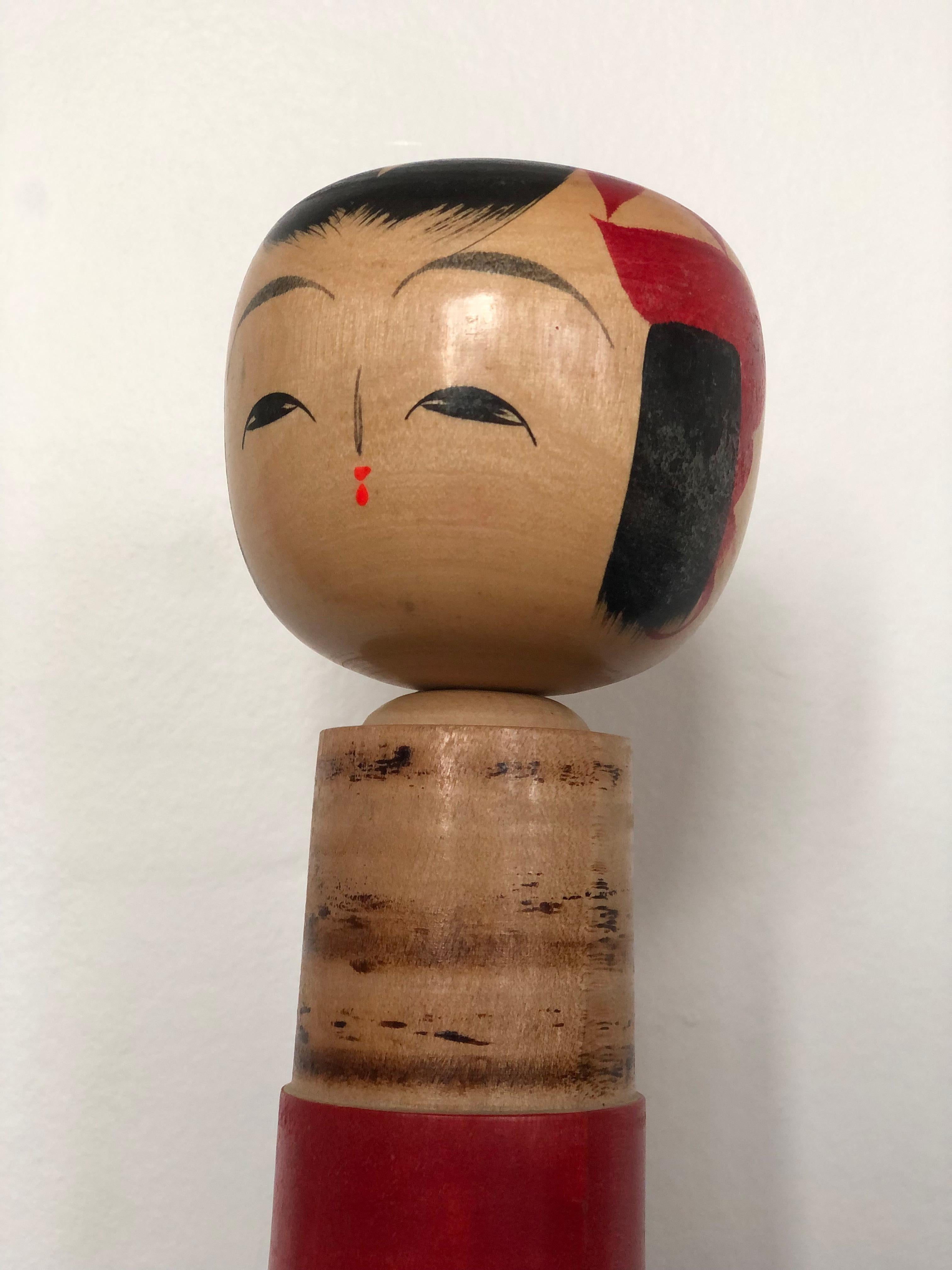 Bambola Kokeshi d'epoca proveniente dal Giappone. Stile Yajiro (弥次郎). Completamente realizzato a mano in legno giapponese Mizuki e dipinto, per questo motivo ne esiste solo uno. Questa tecnica è un'abilità artigianale che viene tramandata da maestro