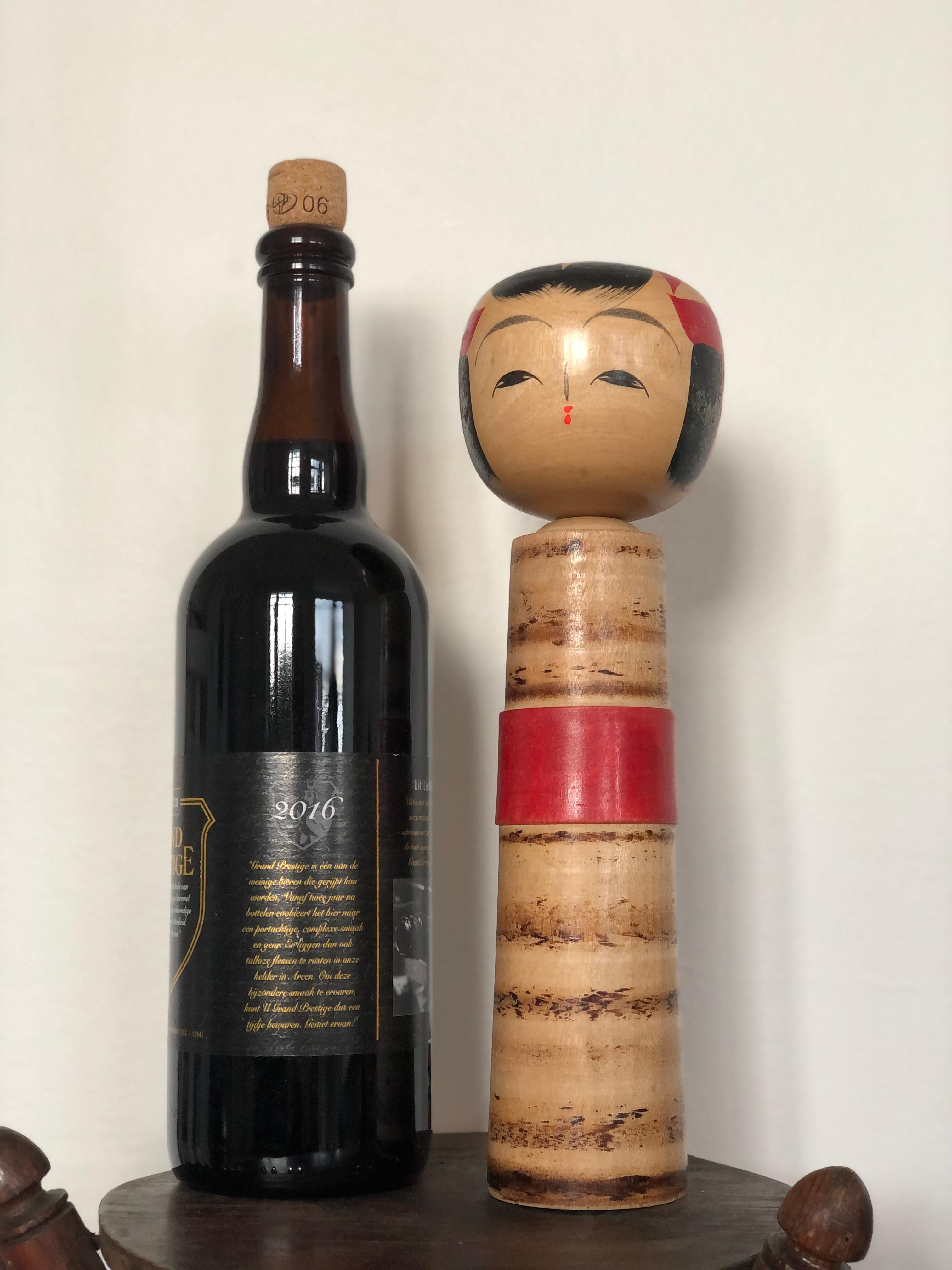 Intagliato a mano Bambola Kokeshi d'arte popolare vintage in stile Yajiro firmata Giappone in vendita