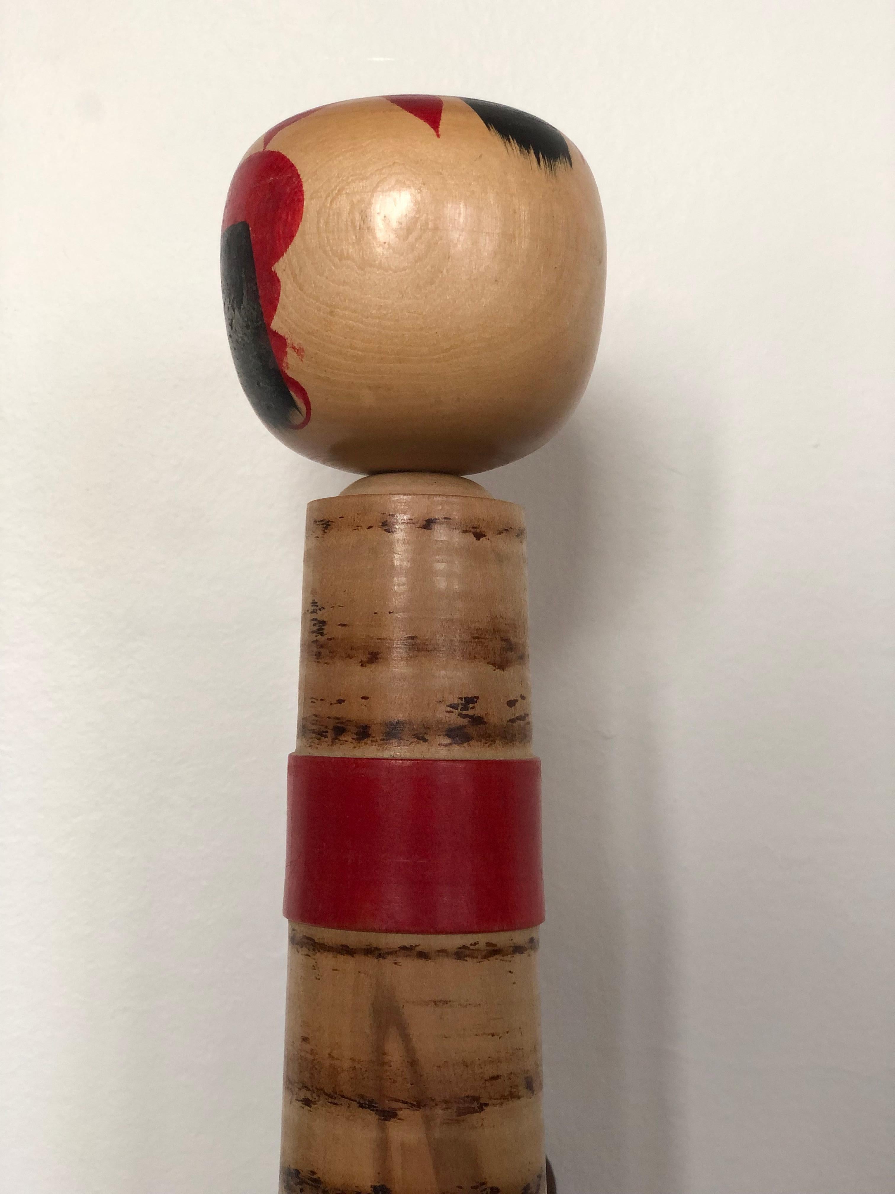 Bambola Kokeshi d'arte popolare vintage in stile Yajiro firmata Giappone In condizioni buone in vendita a Sakskøbing, DK