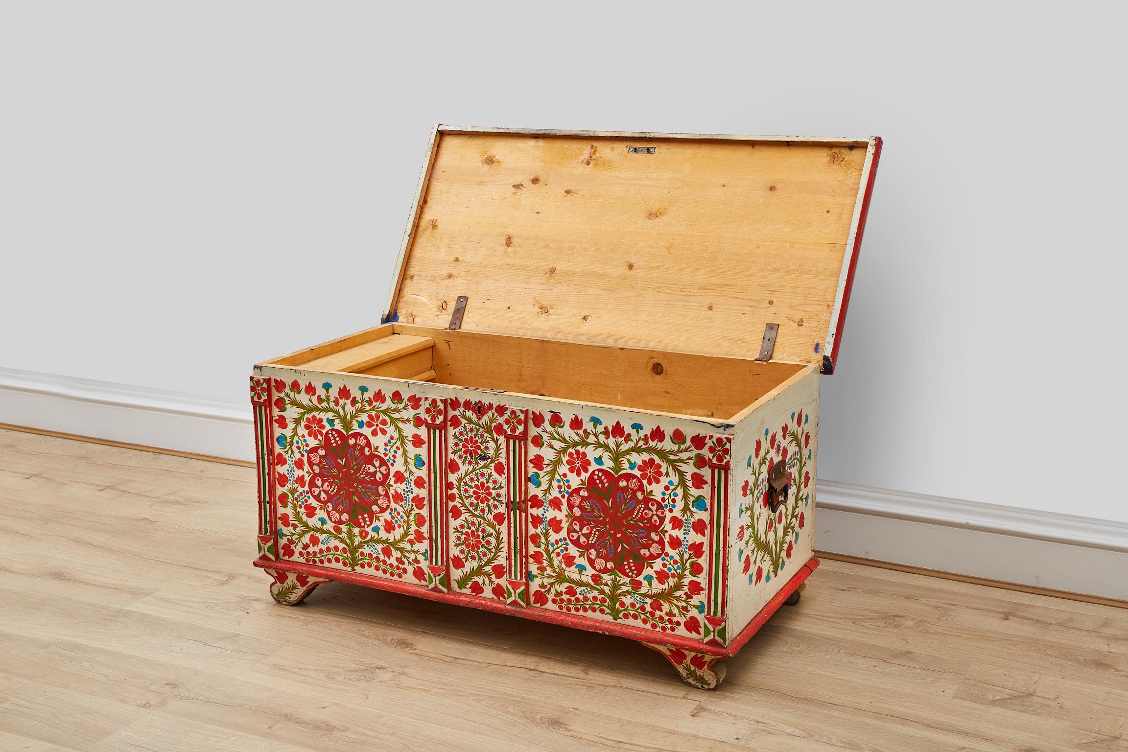 Vintage Folk Art Painted Trunk/Chest Early Mid 20th Century In Fair Condition In London, GB