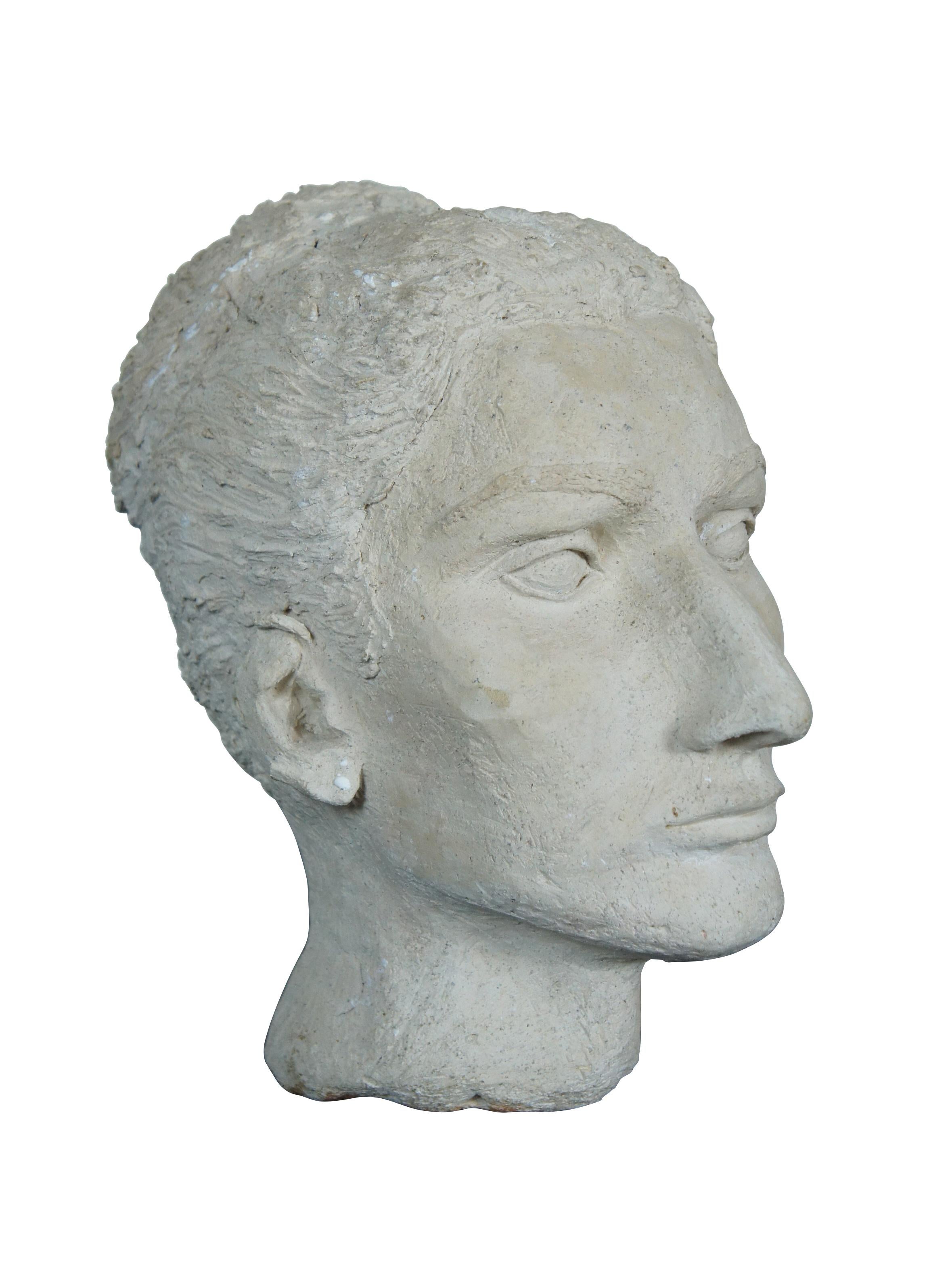 Escultura / busto de cerámica blanca tosca del siglo XX que muestra la cabeza de inspiración clásica de una mujer con una larga nariz aguileña y el pelo recogido sobre la cabeza. Sin firma.

Dimensiones:
7,5