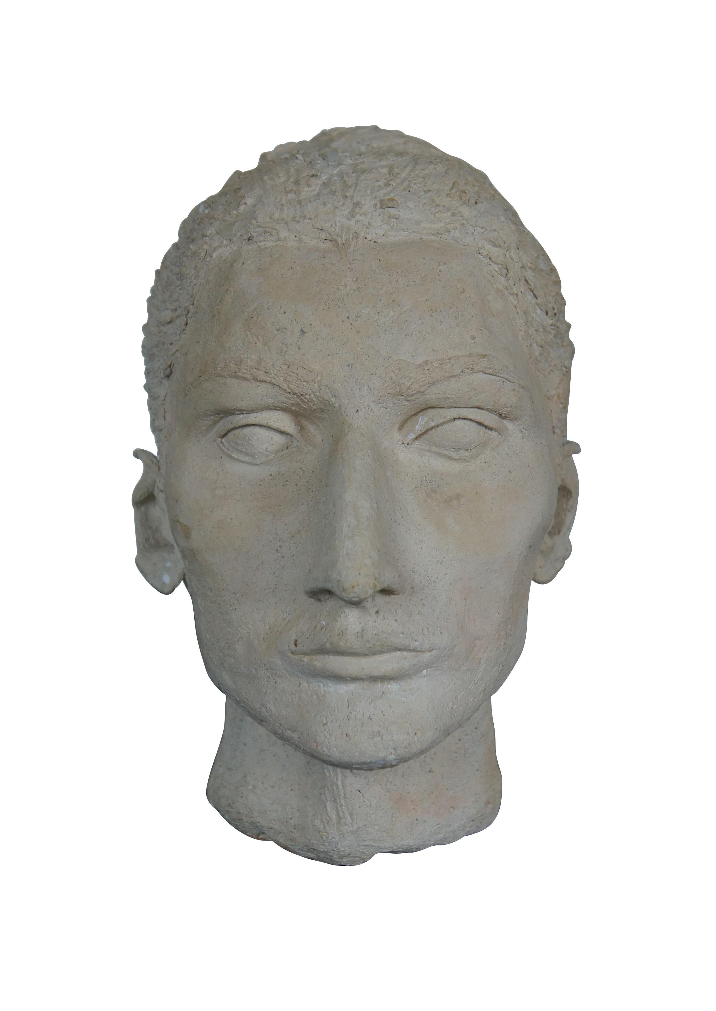 busto en su cara