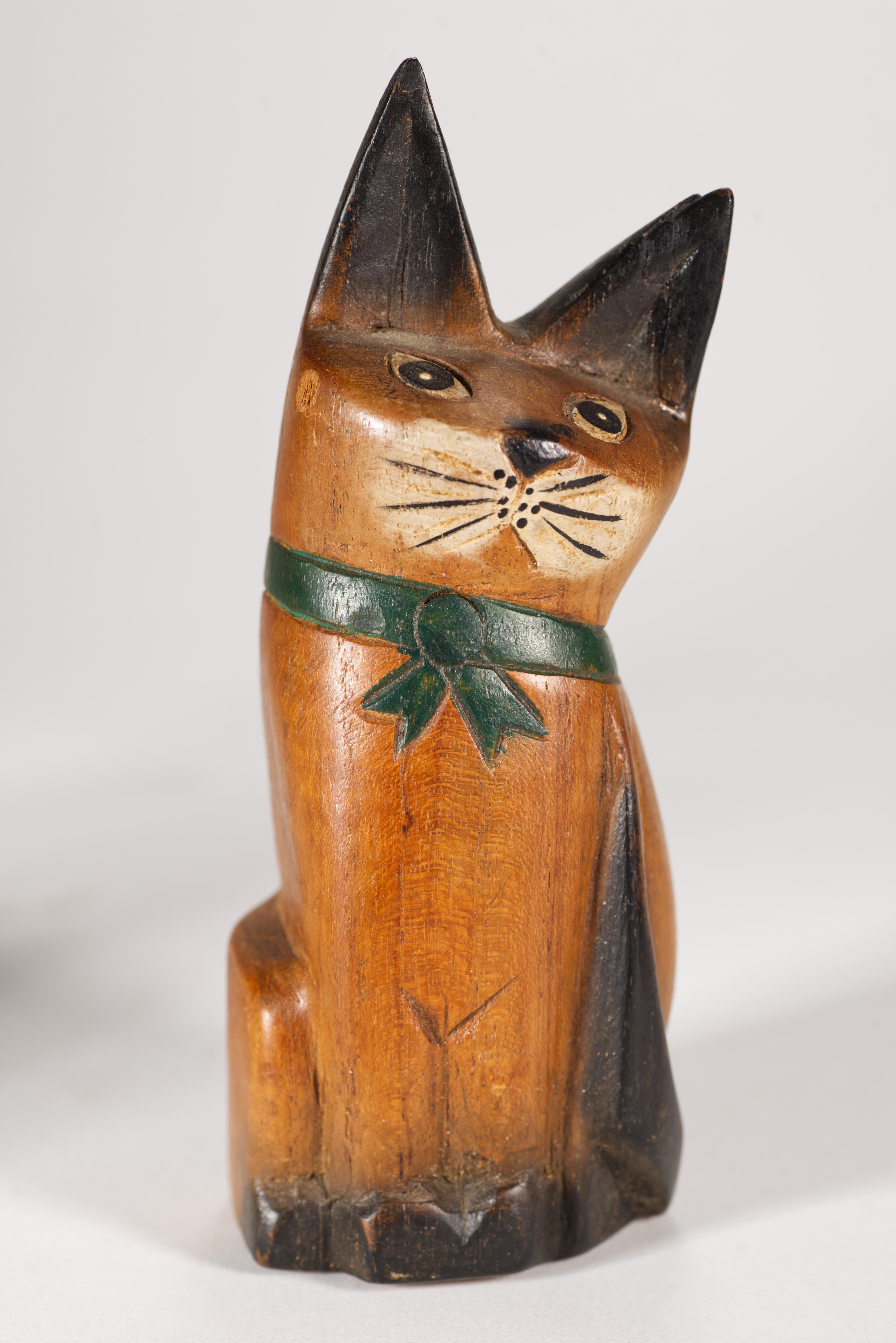Vintage Folk Art Set of 3 Carved Sitting Cat Sculptures In Good Condition For Sale In Clifton Springs, NY