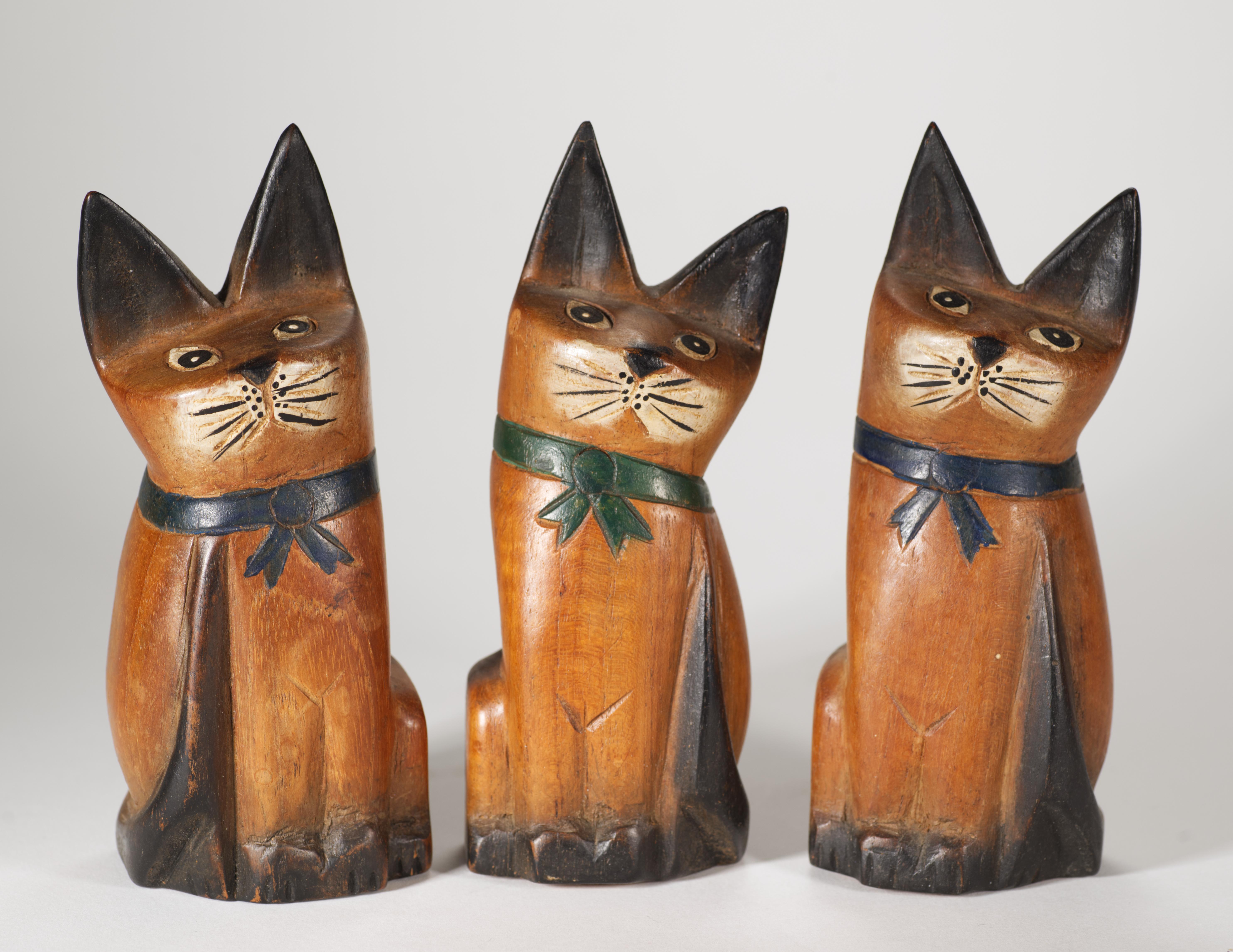 Vintage Folk Art Set of 3 Carved Sitting Cat Sculptures For Sale 1