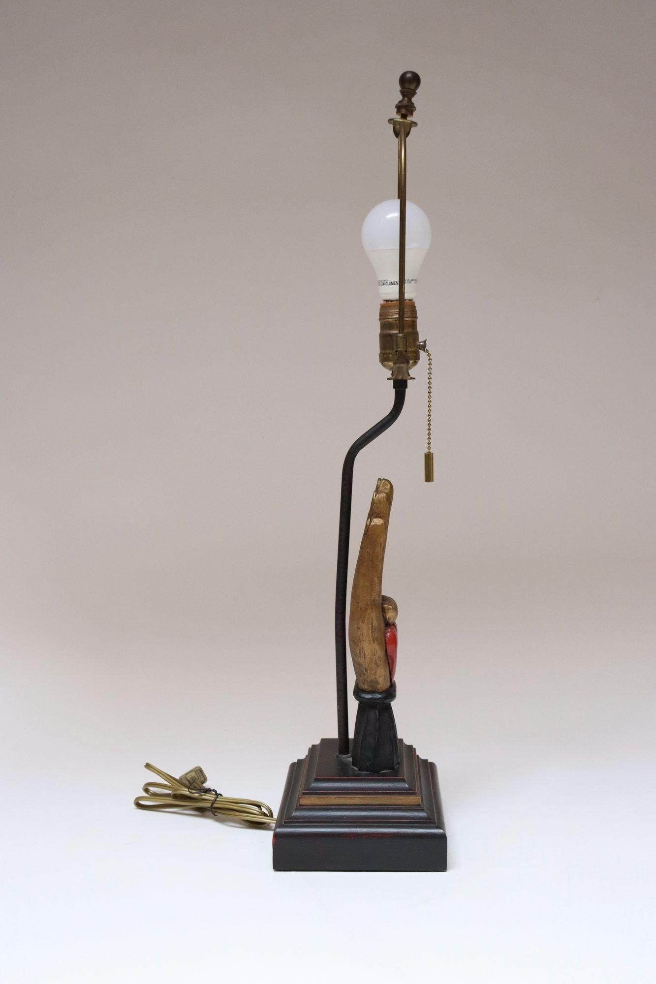 Geschnitzte Fraternal Odd Fellows Heart in Hand-Tischlampe, Volkskunststil, Vintage (amerikanisch) im Angebot