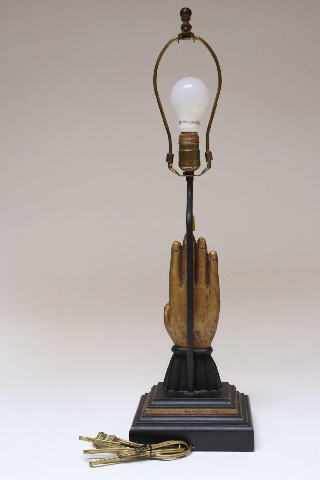 Geschnitzte Fraternal Odd Fellows Heart in Hand-Tischlampe, Volkskunststil, Vintage im Zustand „Gut“ im Angebot in Brooklyn, NY