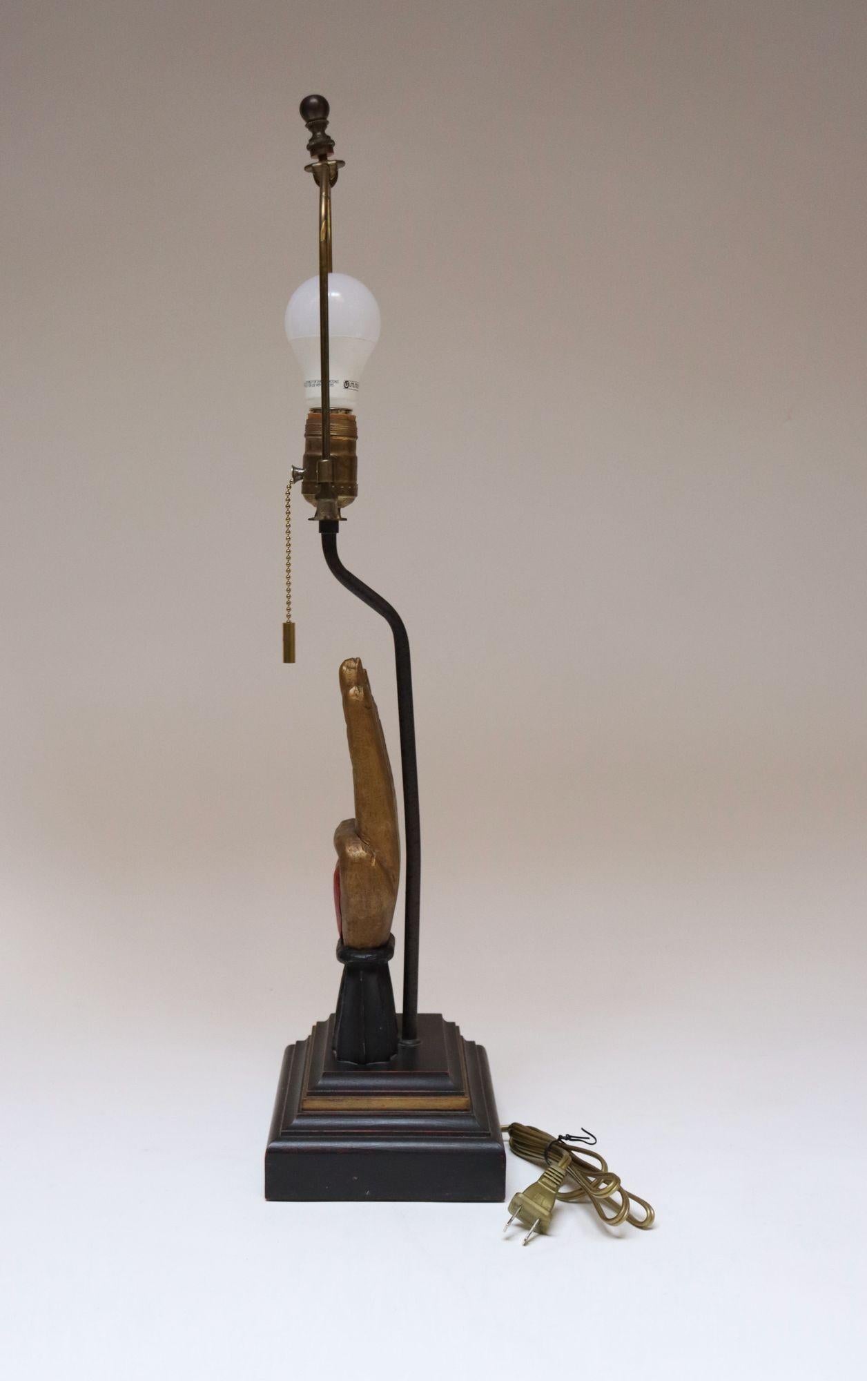 Geschnitzte Fraternal Odd Fellows Heart in Hand-Tischlampe, Volkskunststil, Vintage (Ende des 20. Jahrhunderts) im Angebot