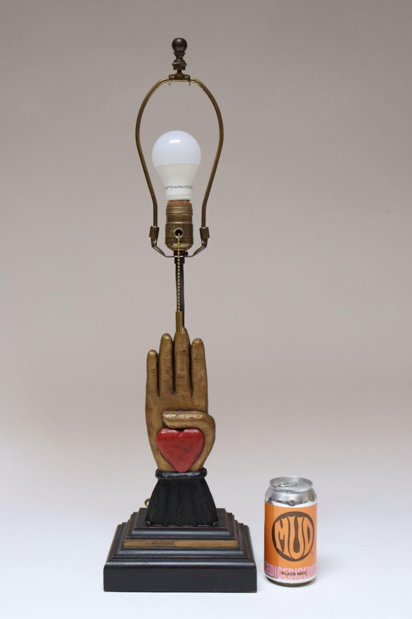 Geschnitzte Fraternal Odd Fellows Heart in Hand-Tischlampe, Volkskunststil, Vintage (Metall) im Angebot