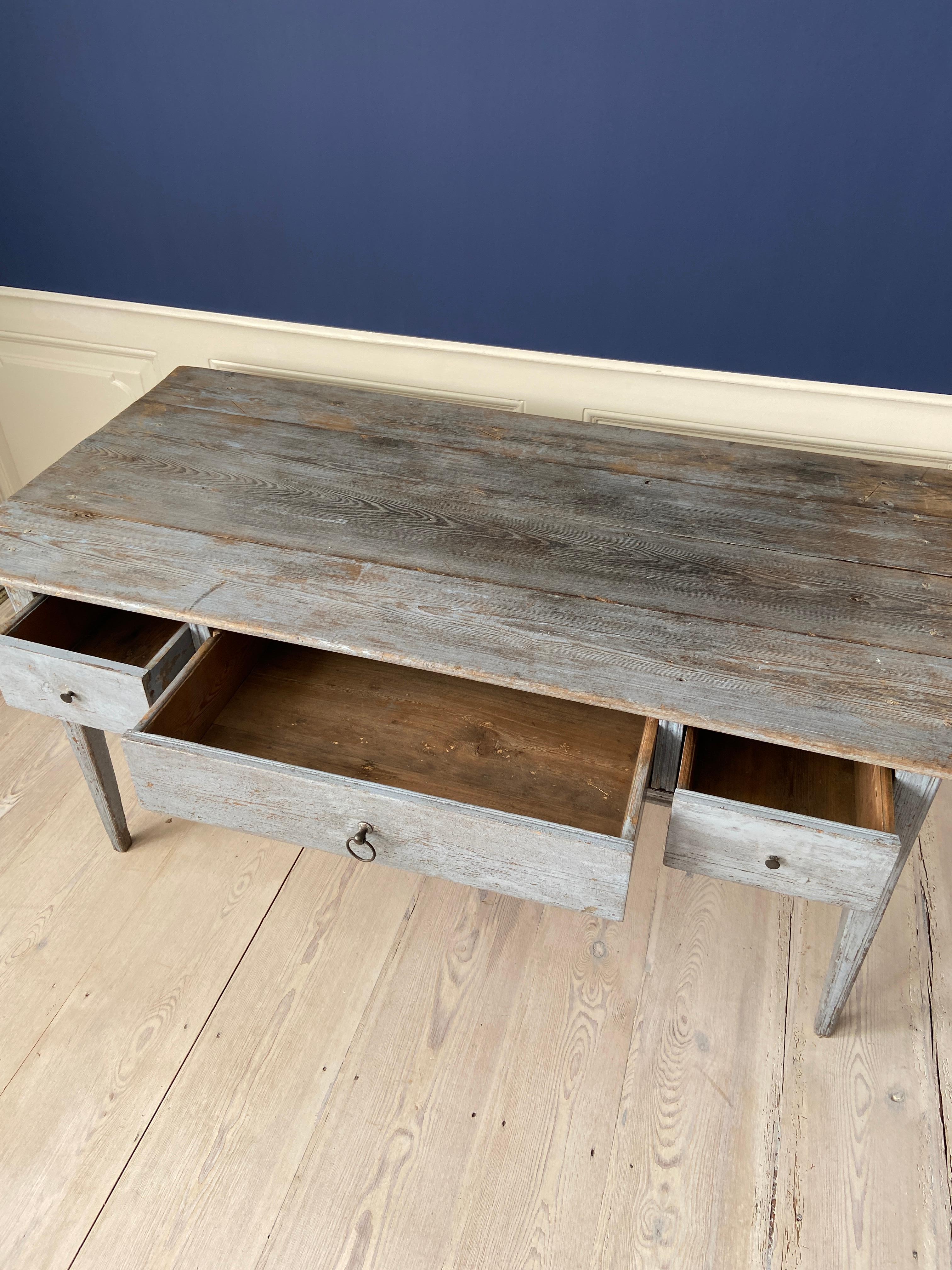Vintage Folk Art Table in Pine with Three Drawers, Sweden, Early 19th-Century In Good Condition For Sale In Copenhagen K, DK