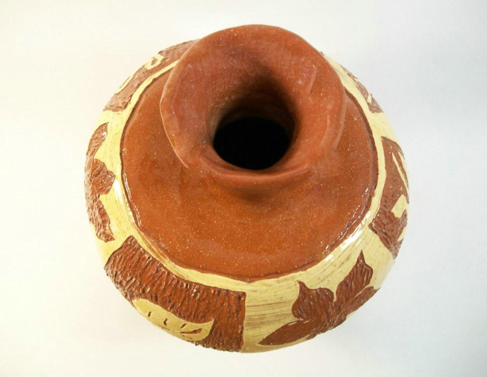 Vase artisanal vintage en terre cuite Sgraffito & Slipware, non signé, 20ème siècle en vente 2