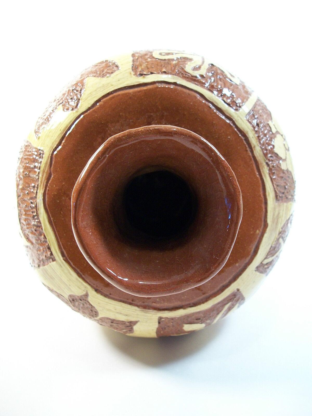Vase artisanal vintage en terre cuite Sgraffito & Slipware, non signé, 20ème siècle en vente 3