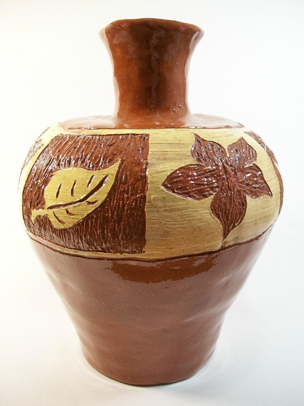 Vintage studio pottery folk art terracotta vase with clear glaze - yellow slip sgraffito decorated with stylized flowers and leaves - heavily potted - unsigned - country of origin unknown - mid 20th century.

Excellent état vintage - pas de perte