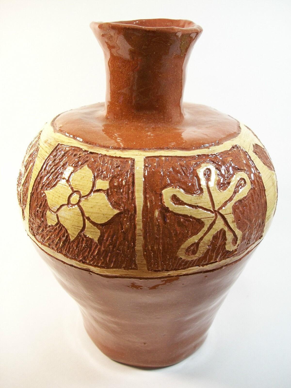 Vernissé Vase artisanal vintage en terre cuite Sgraffito & Slipware, non signé, 20ème siècle en vente