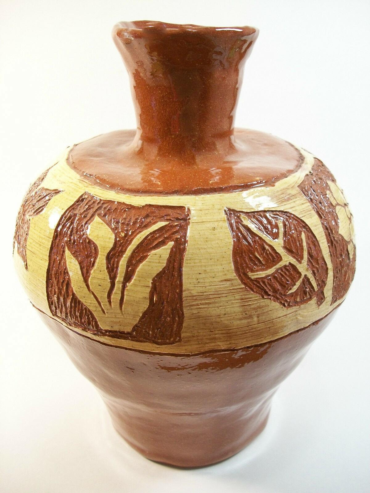Vase artisanal vintage en terre cuite Sgraffito & Slipware, non signé, 20ème siècle Bon état - En vente à Chatham, ON