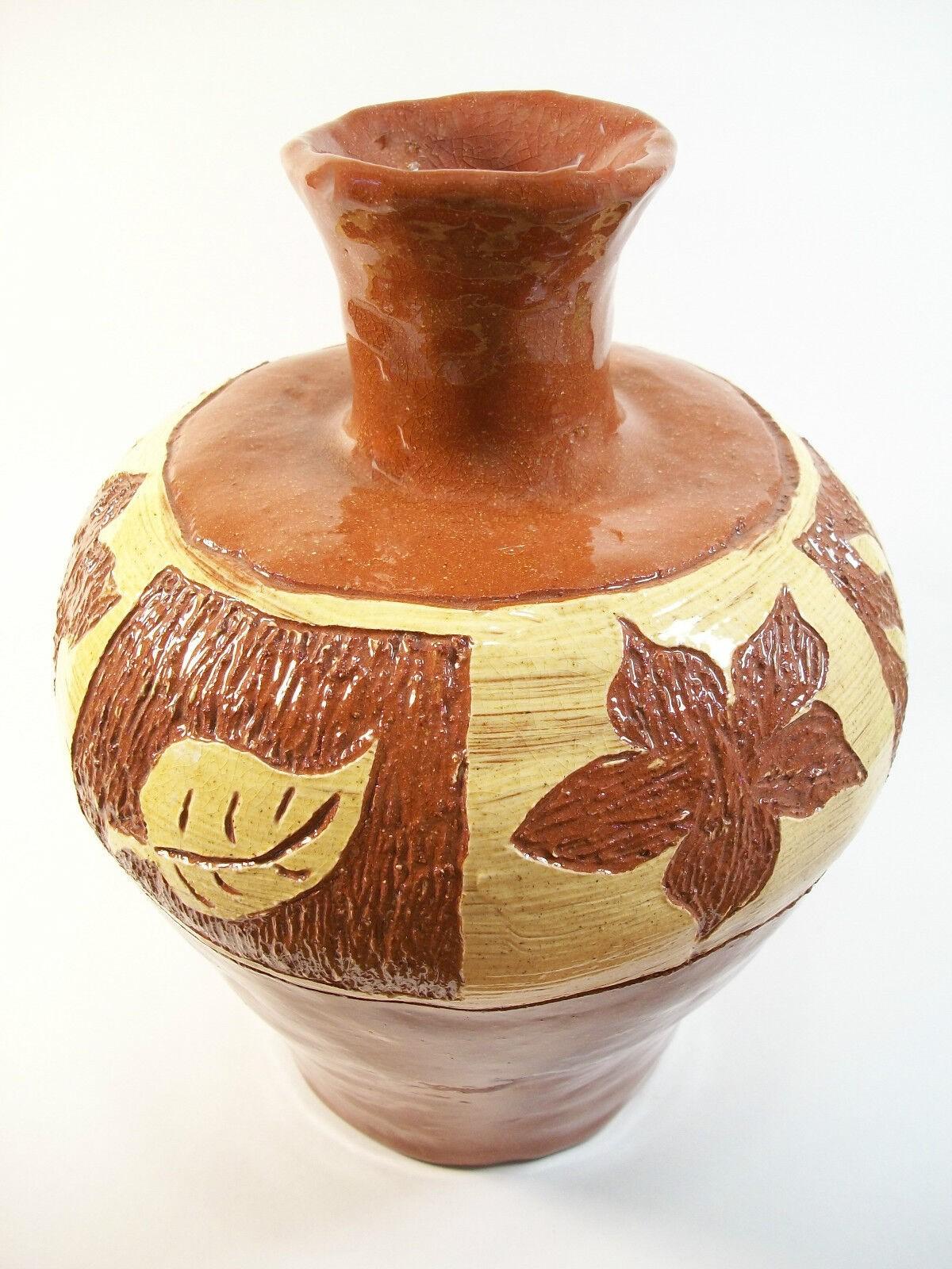 20ième siècle Vase artisanal vintage en terre cuite Sgraffito & Slipware, non signé, 20ème siècle en vente