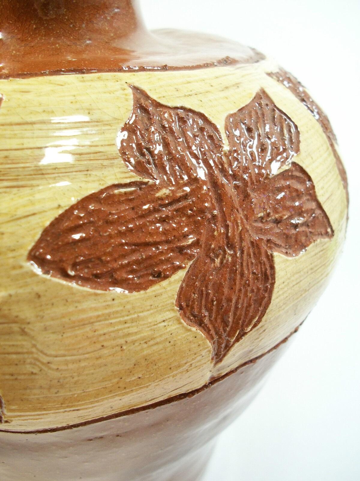 Terre cuite Vase artisanal vintage en terre cuite Sgraffito & Slipware, non signé, 20ème siècle en vente