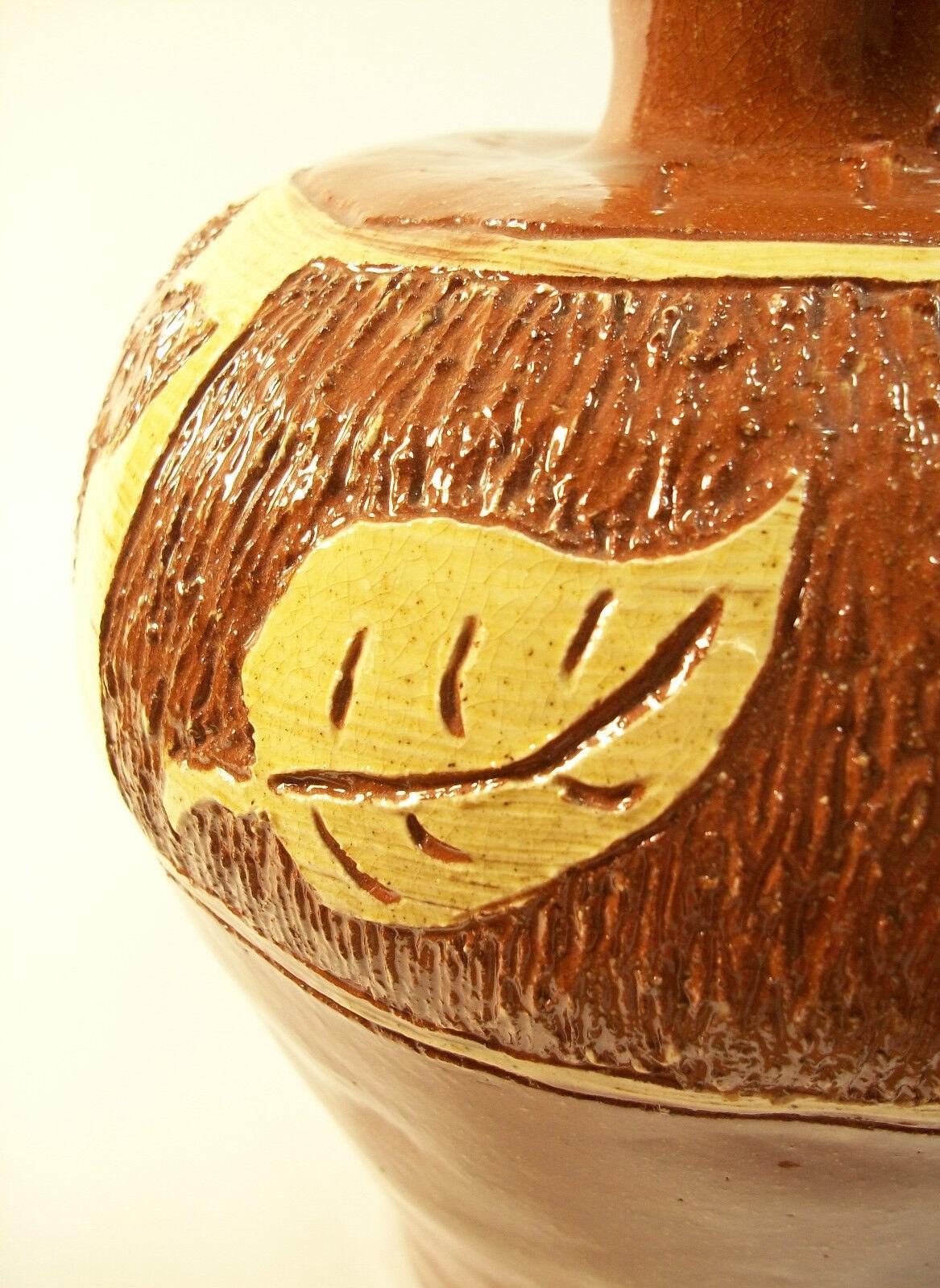 Vase artisanal vintage en terre cuite Sgraffito & Slipware, non signé, 20ème siècle en vente 1