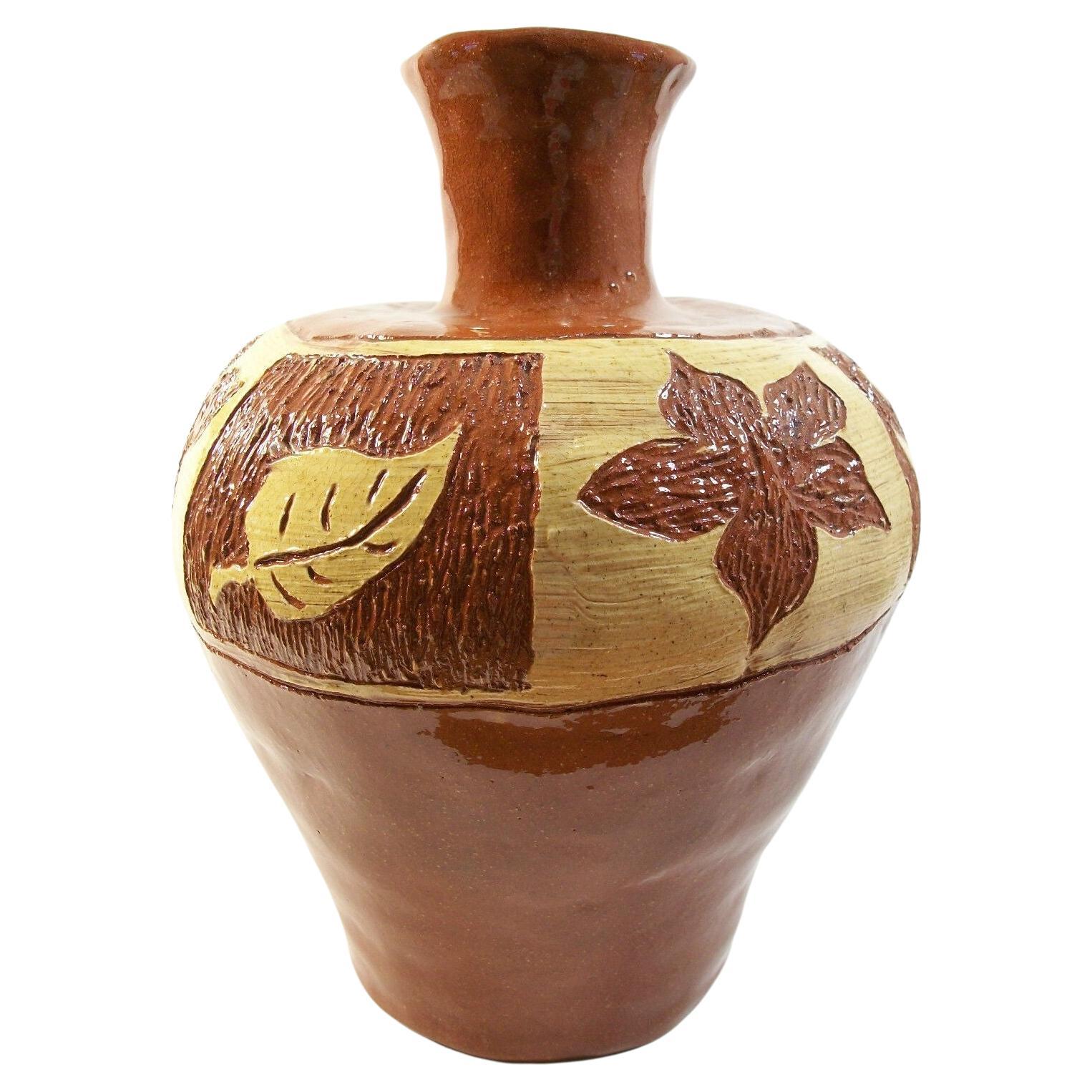 Vase artisanal vintage en terre cuite Sgraffito & Slipware, non signé, 20ème siècle