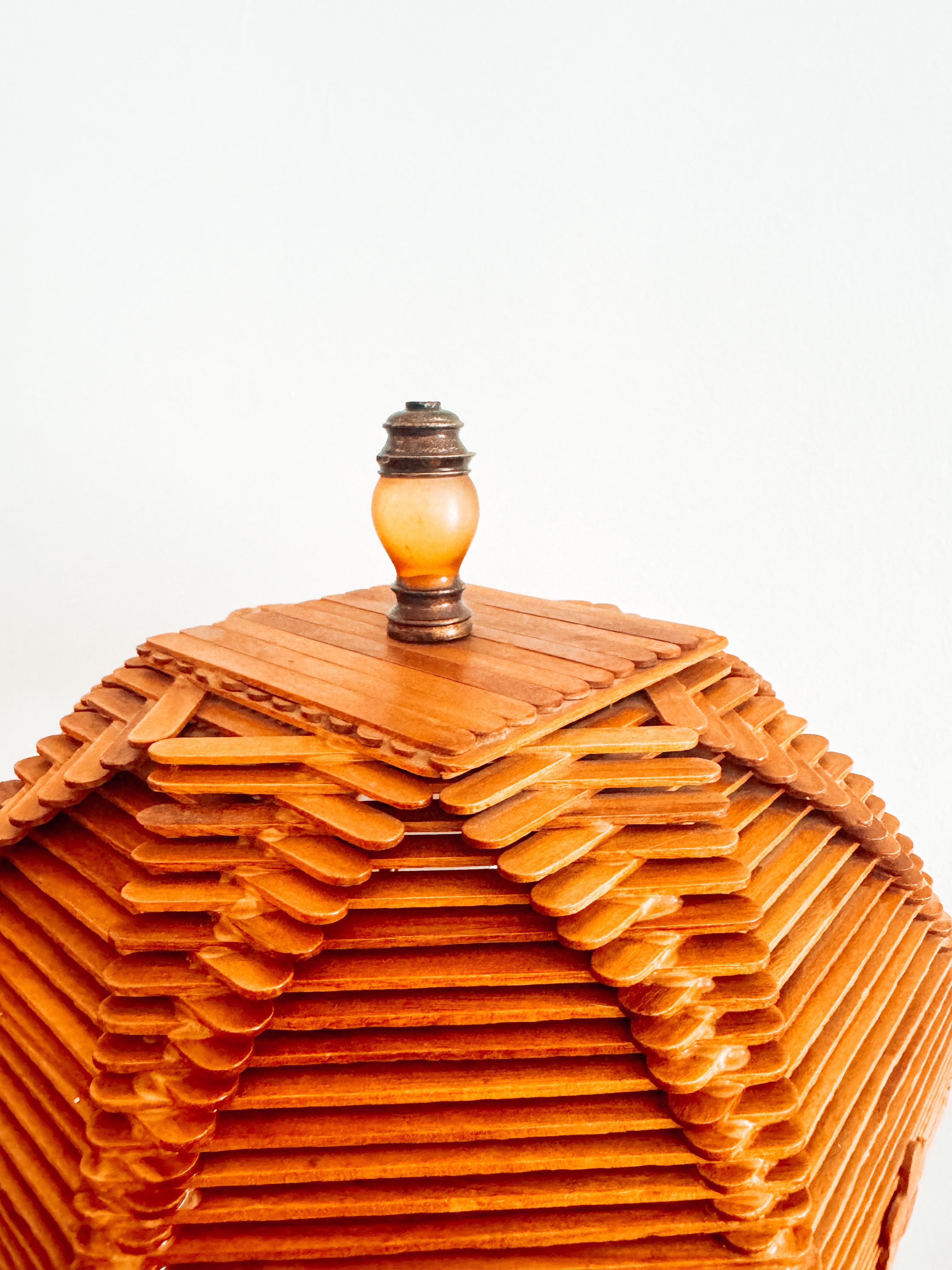 Vintage Folk Art Tramp Art Popsicle Stick Table Lamp with Matched Shade Mcm In Good Condition For Sale In Toronto, CA