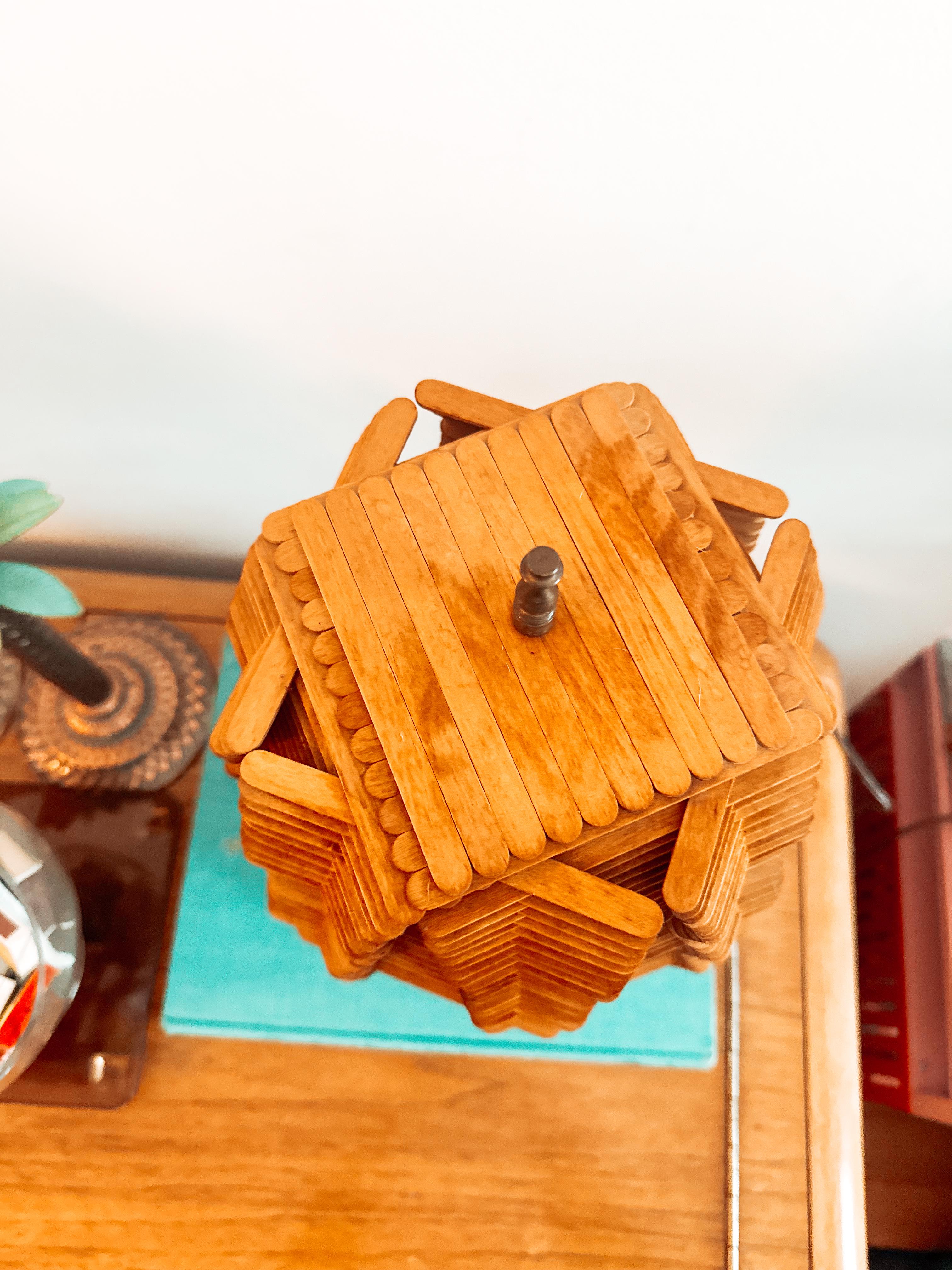 Vintage Folk Art Tramp Art Popsicle Stick Table Lamp with Matched Shade Mcm In Good Condition In Toronto, CA