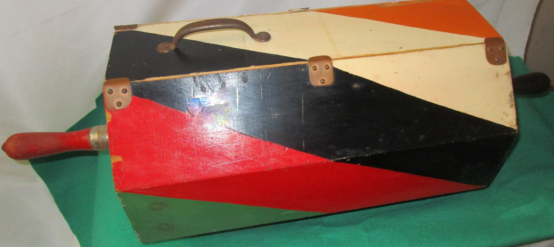 Vintage Volkskunst Holz Raffle Trommel Lottery-Ticket Spinner mit Originalfarbe (Mitte des 20. Jahrhunderts) im Angebot