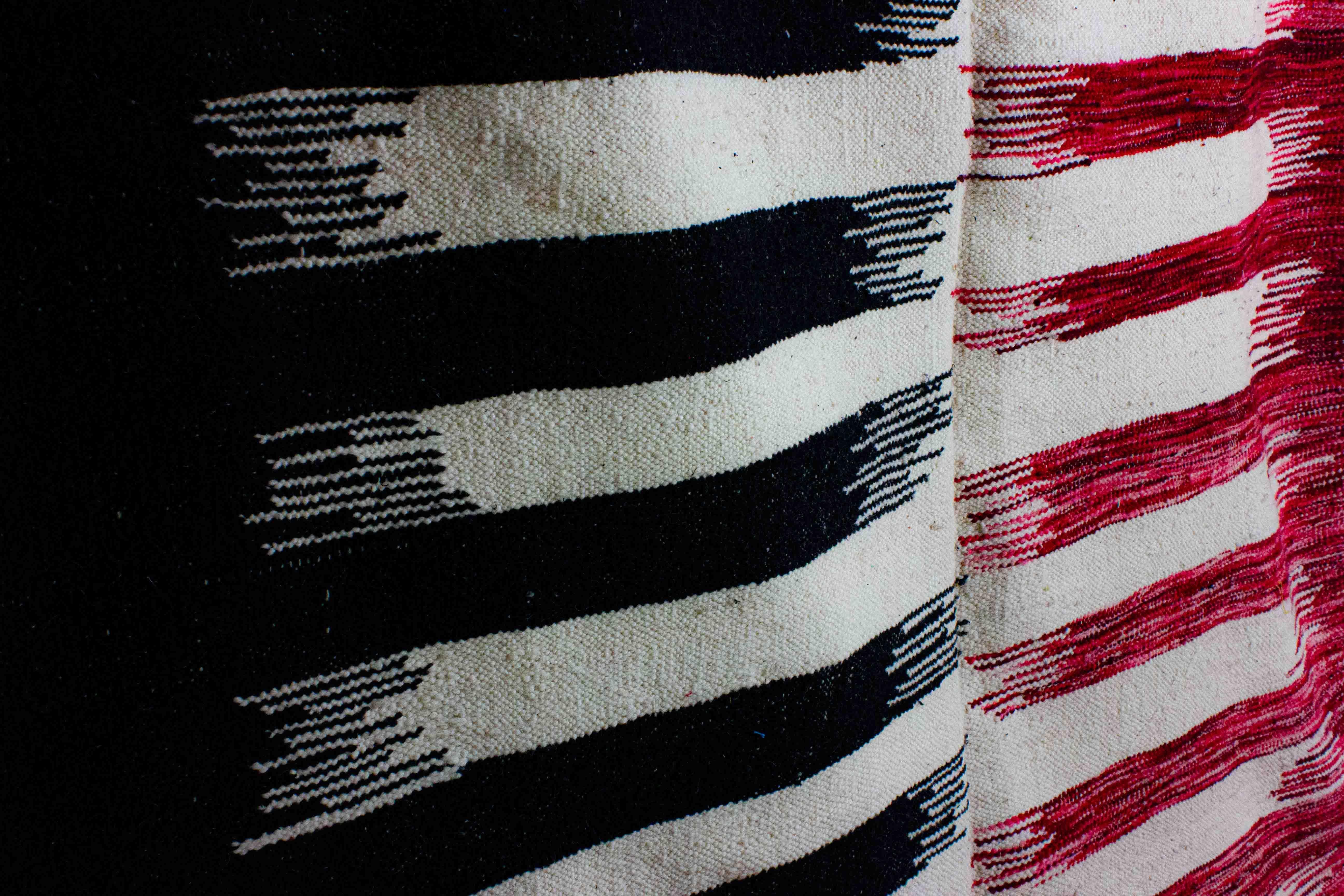 Vintage folk art wool berber rug with zig zag pattern in black and red In condizioni buone in vendita a Antwerpen, VAN