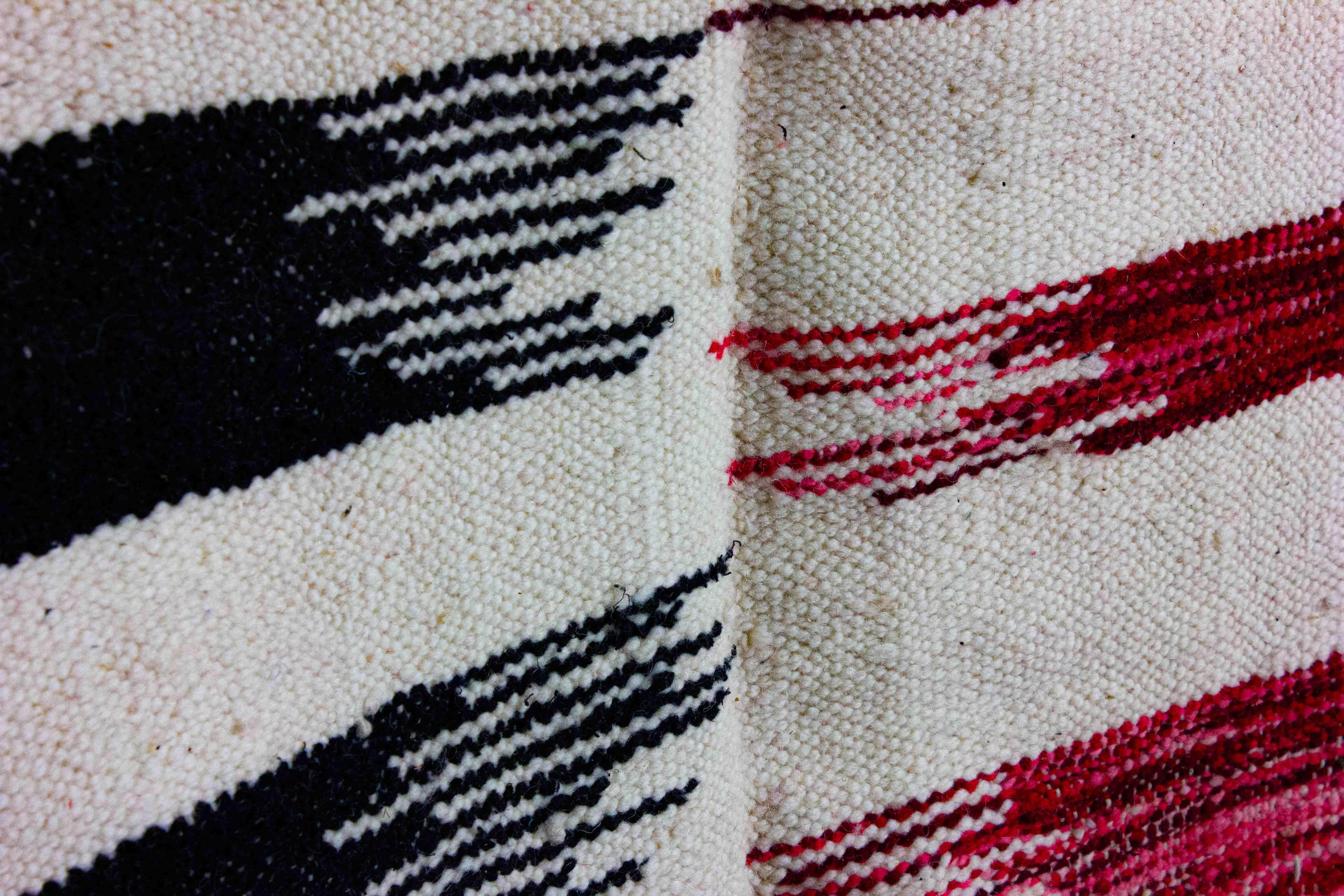 Fine XX secolo Vintage folk art wool berber rug with zig zag pattern in black and red in vendita