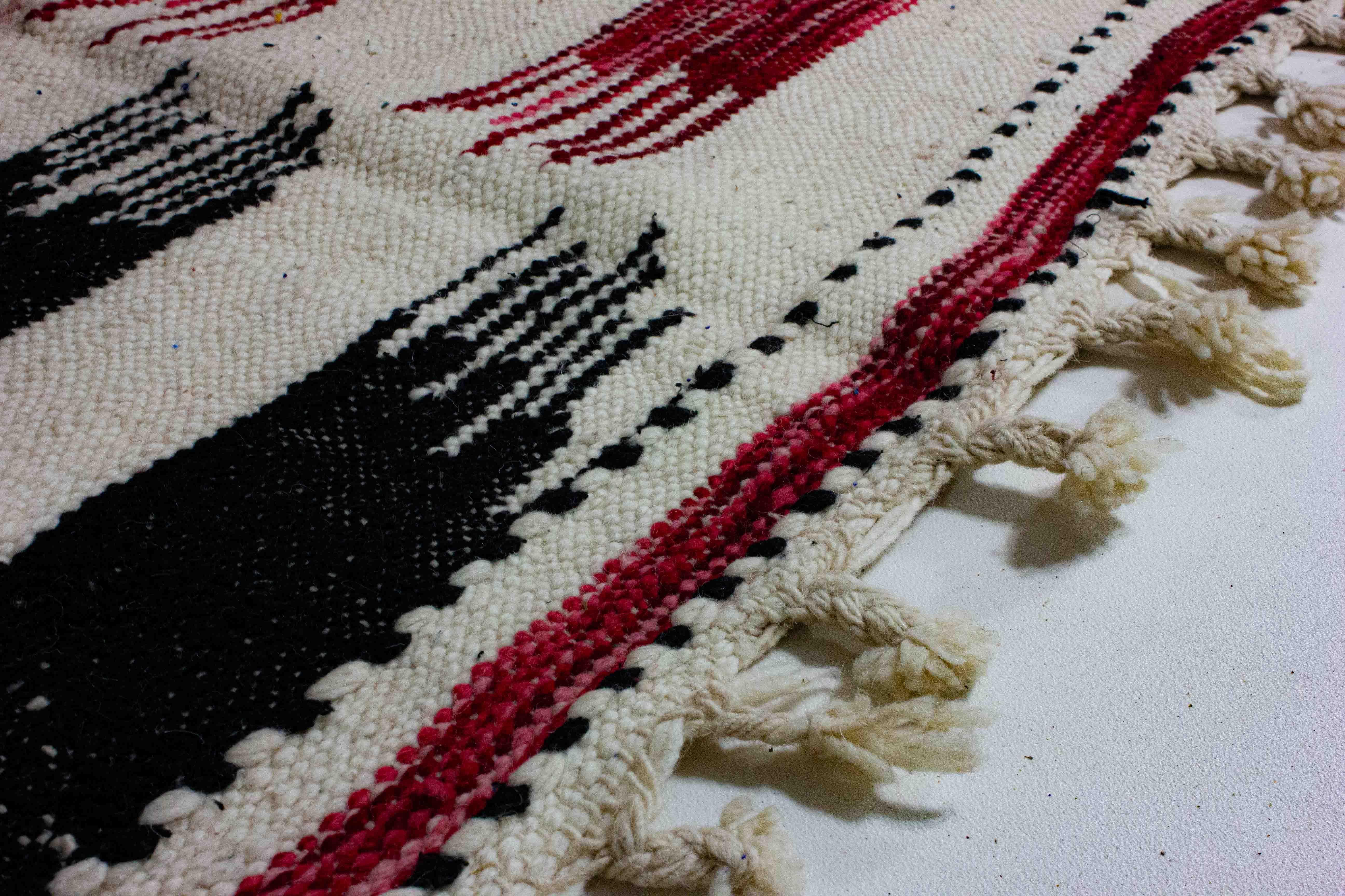 Lana Vintage folk art wool berber rug with zig zag pattern in black and red in vendita