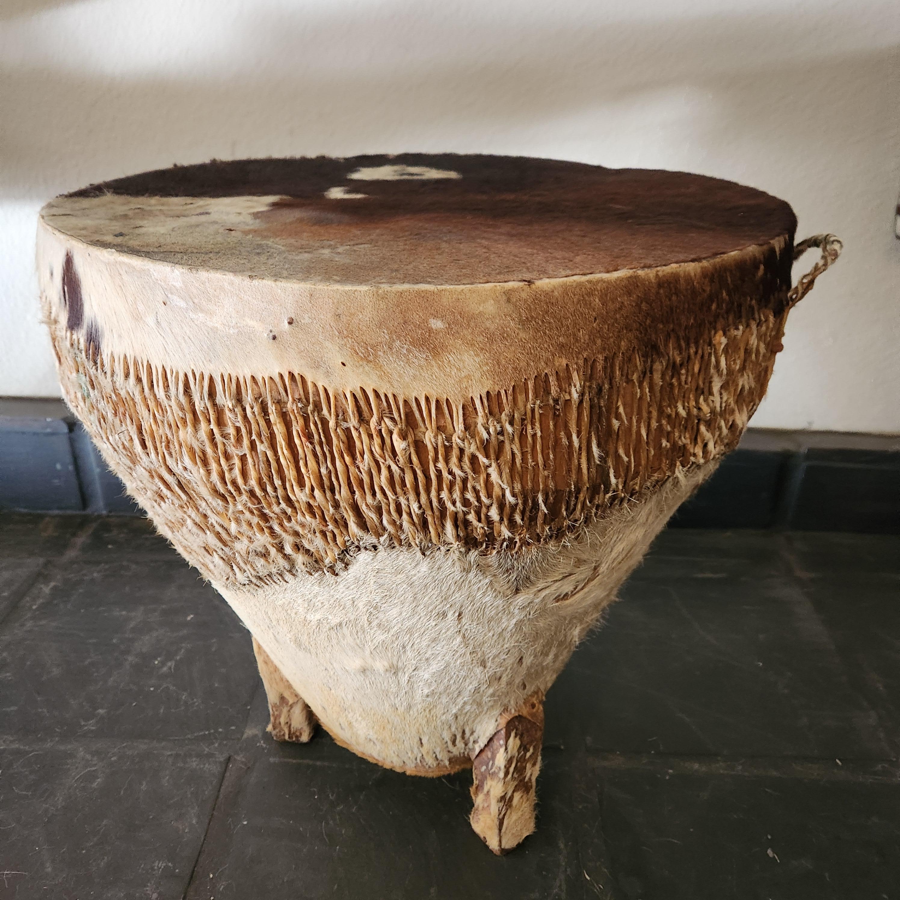 
Style African Music Custom Trommeltisch Ziegenfell Fell Holz
18b x 19 hoch
Original gebrauchter Vintage-Zustand
Siehe Bilder