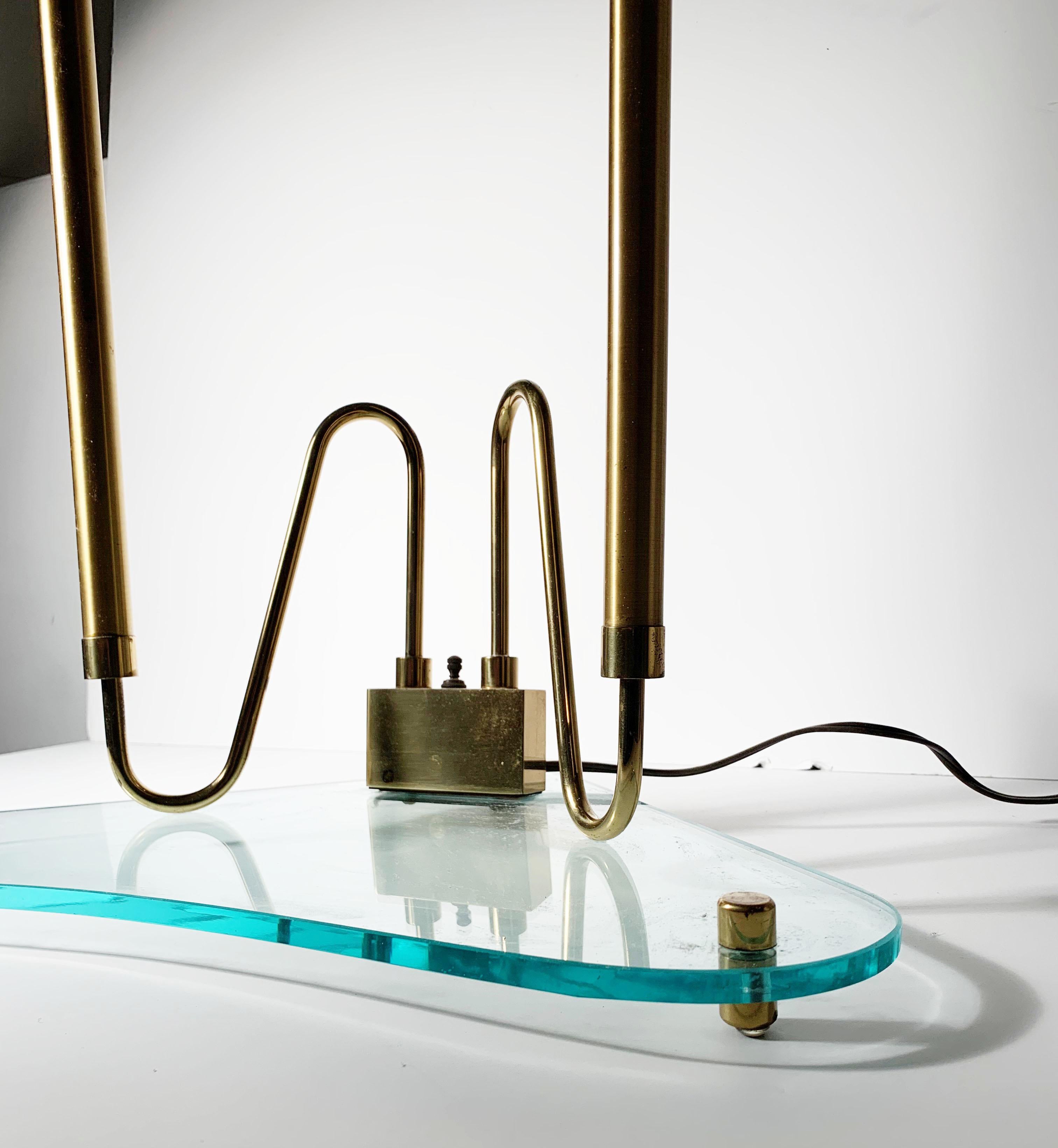 Dreieckige Vintage-Lampe Fontana Arte aus Glas und Messing im Angebot 4