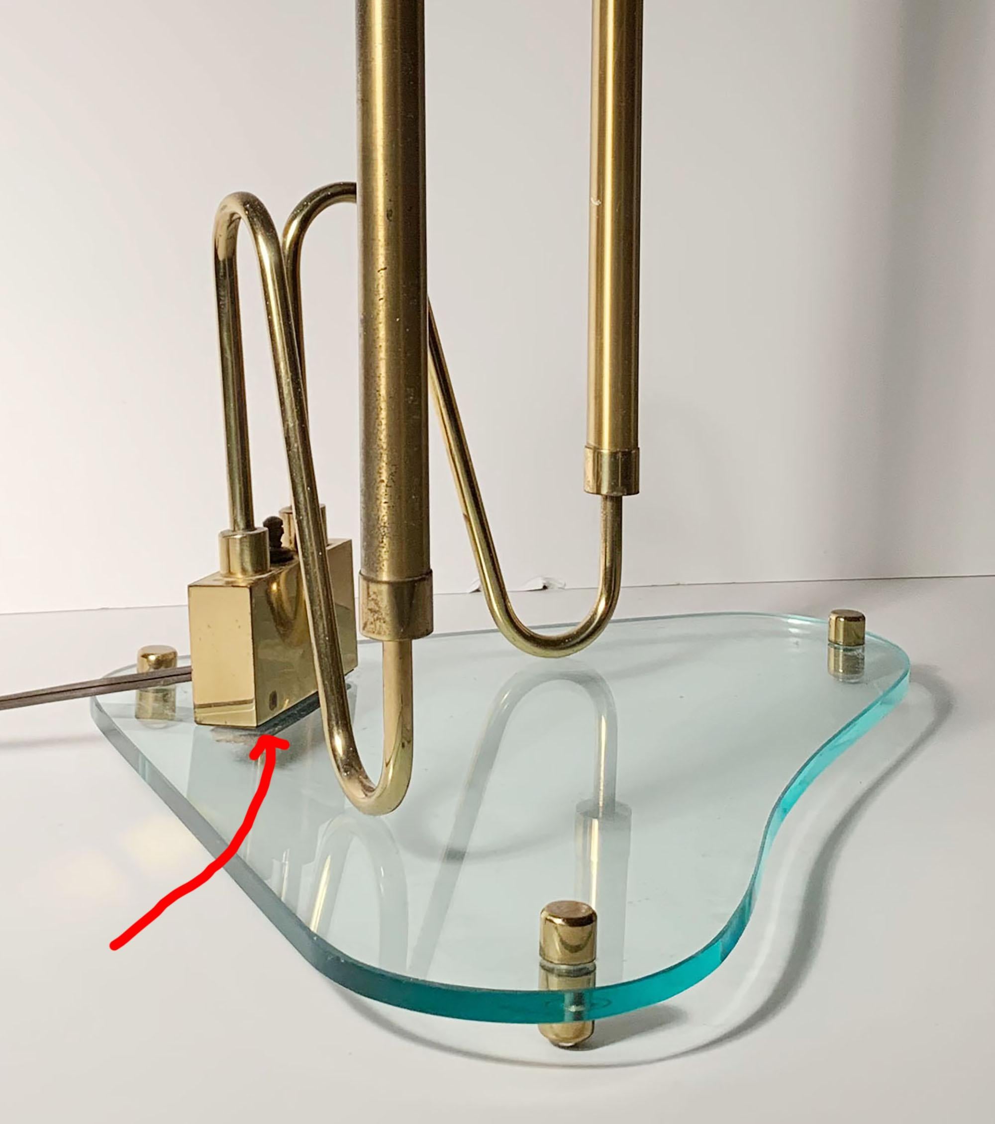 Dreieckige Vintage-Lampe Fontana Arte aus Glas und Messing im Angebot 6
