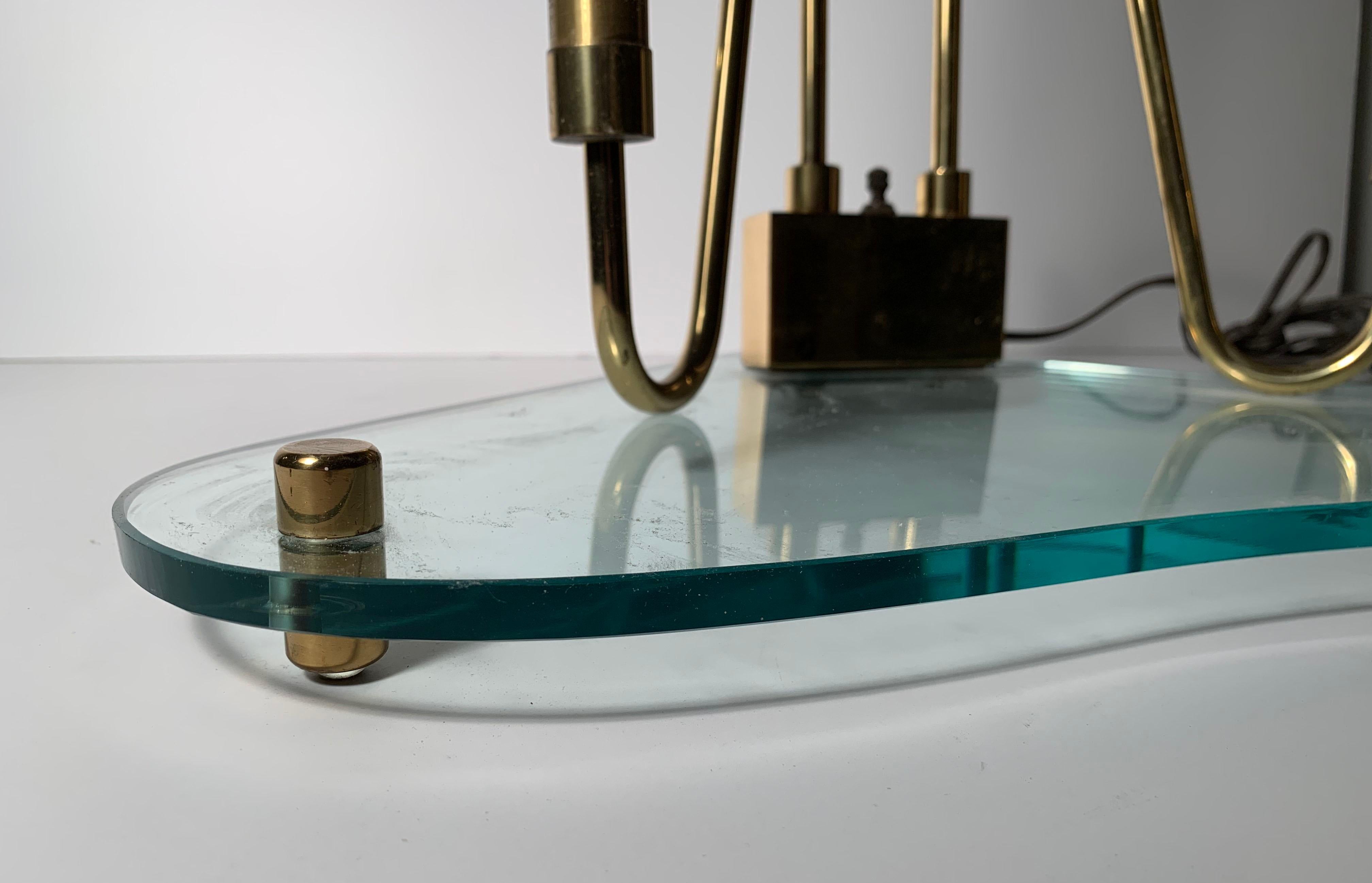 Dreieckige Vintage-Lampe Fontana Arte aus Glas und Messing im Zustand „Gut“ im Angebot in Chicago, IL