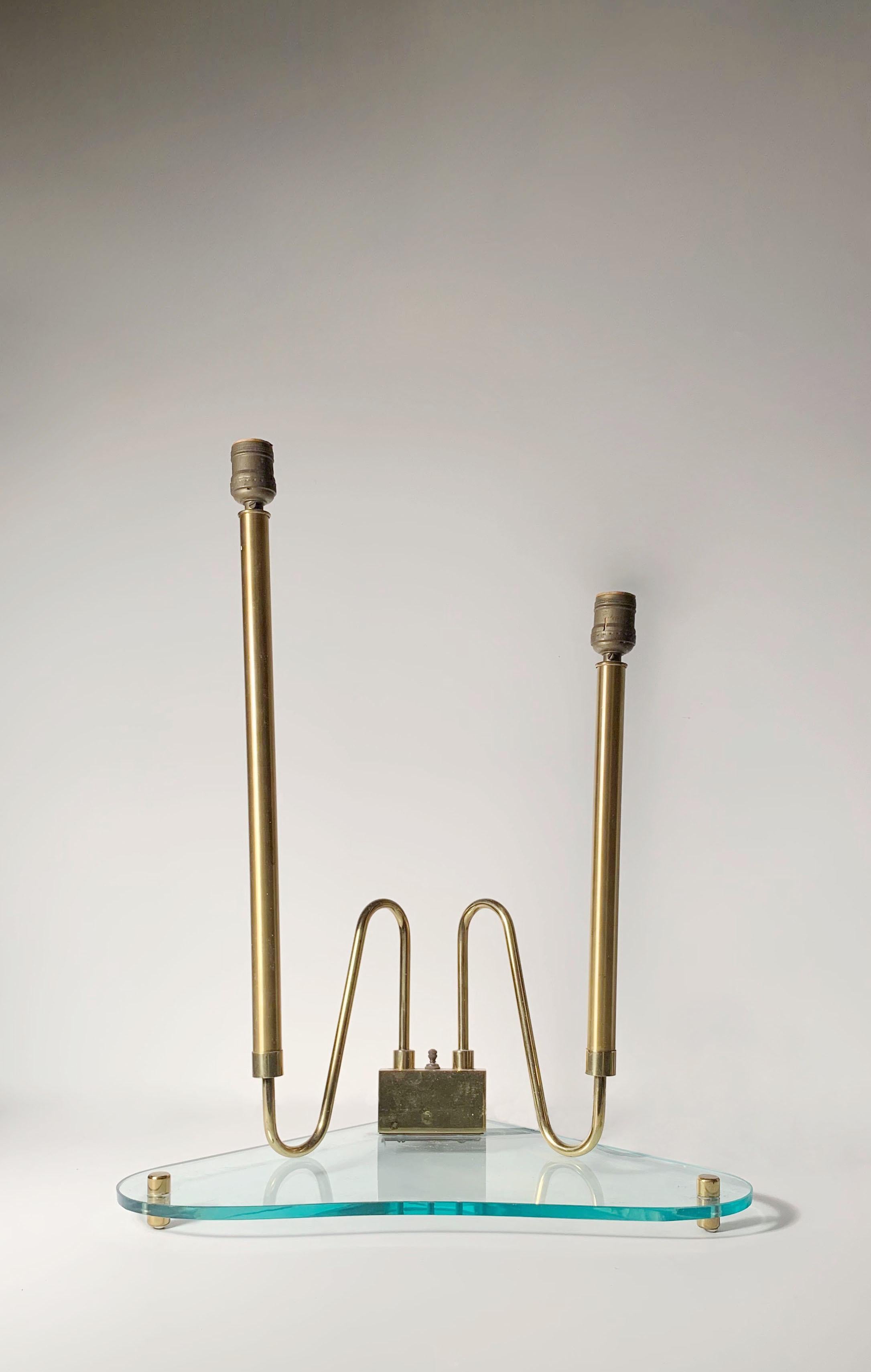 Dreieckige Vintage-Lampe Fontana Arte aus Glas und Messing (Moderne der Mitte des Jahrhunderts) im Angebot