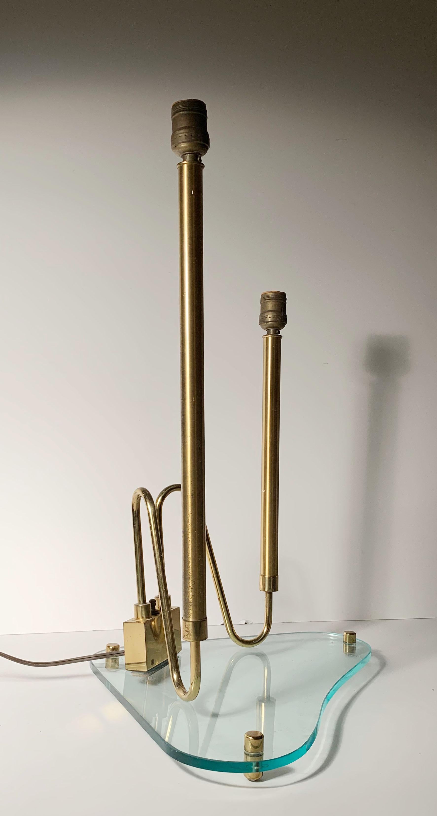 Dreieckige Vintage-Lampe Fontana Arte aus Glas und Messing im Angebot 1