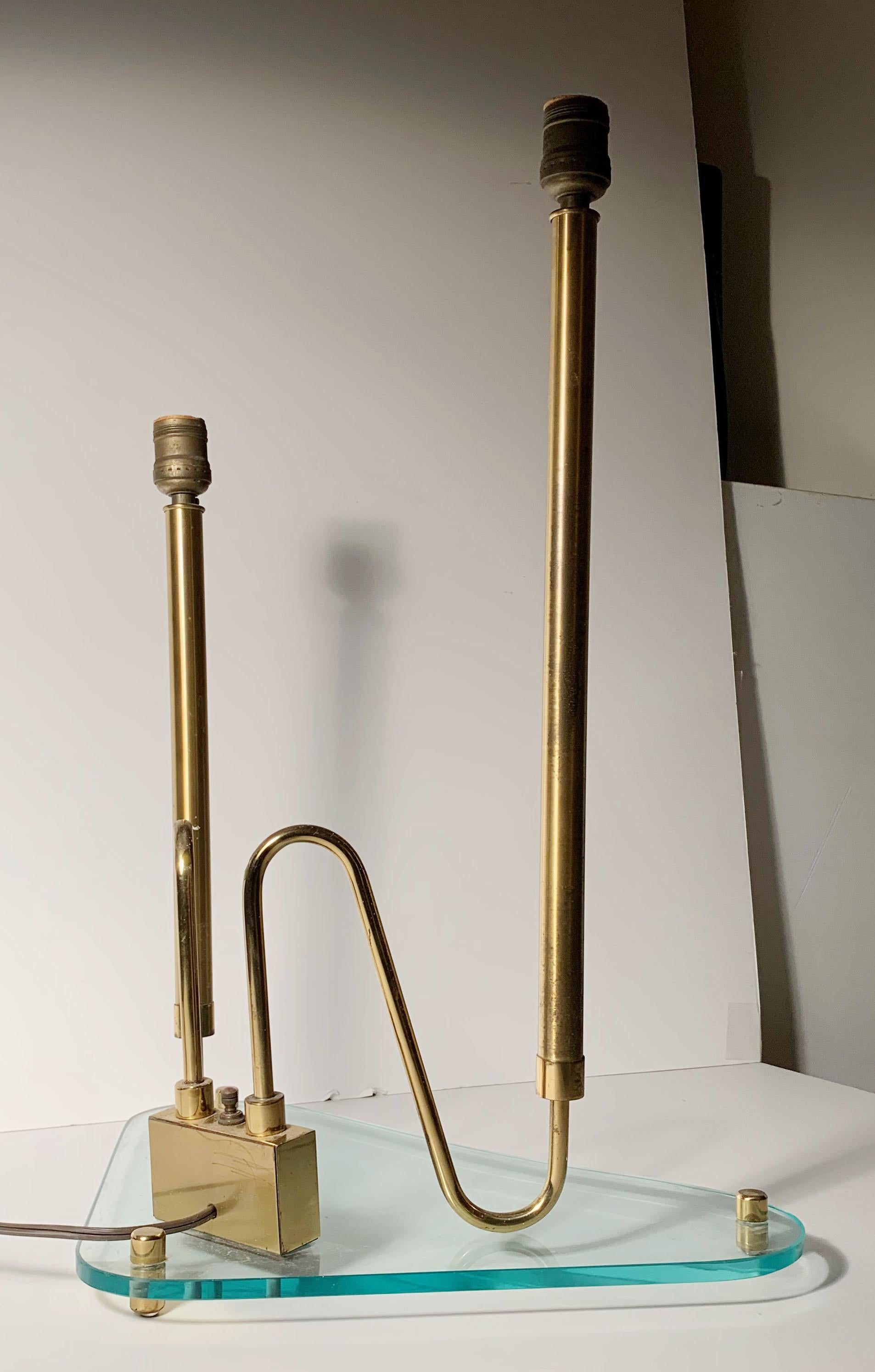 Dreieckige Vintage-Lampe Fontana Arte aus Glas und Messing im Angebot 2