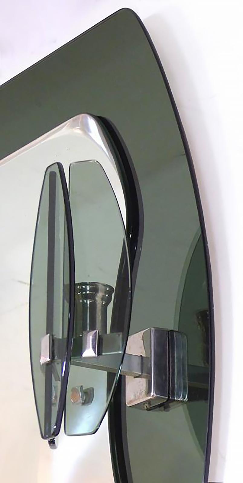 Vintage Fontana Arte Beleuchteter Glasspiegel mit Wandleuchtern, Italien

Zum Verkauf angeboten wird ein Spiegel aus Rauchglas mit Glasleuchten auf beiden Seiten von Fontana Arte aus Italien. Der Spiegel wird durch verchromte Beschläge akzentuiert.
