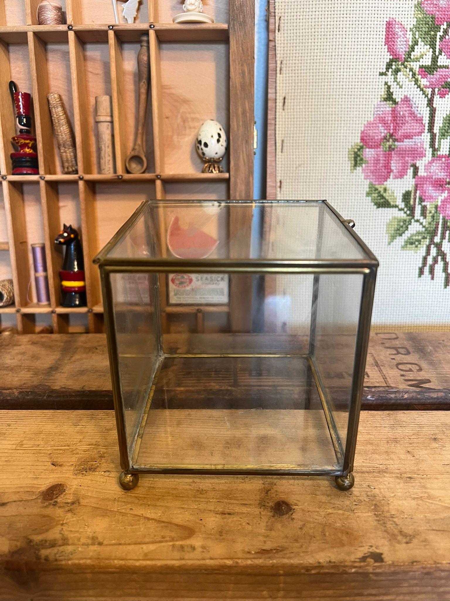 Vintage Footed Brass Metal Glass Trinket Jewelry Box In Good Condition For Sale In Seattle, WA