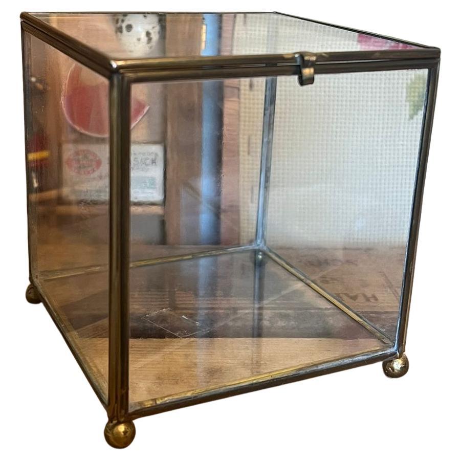 Caja de joyería vintage con pie de latón, metal y vidrio