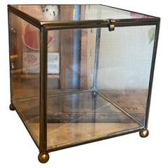 Caja de joyería vintage con pie de latón, metal y vidrio