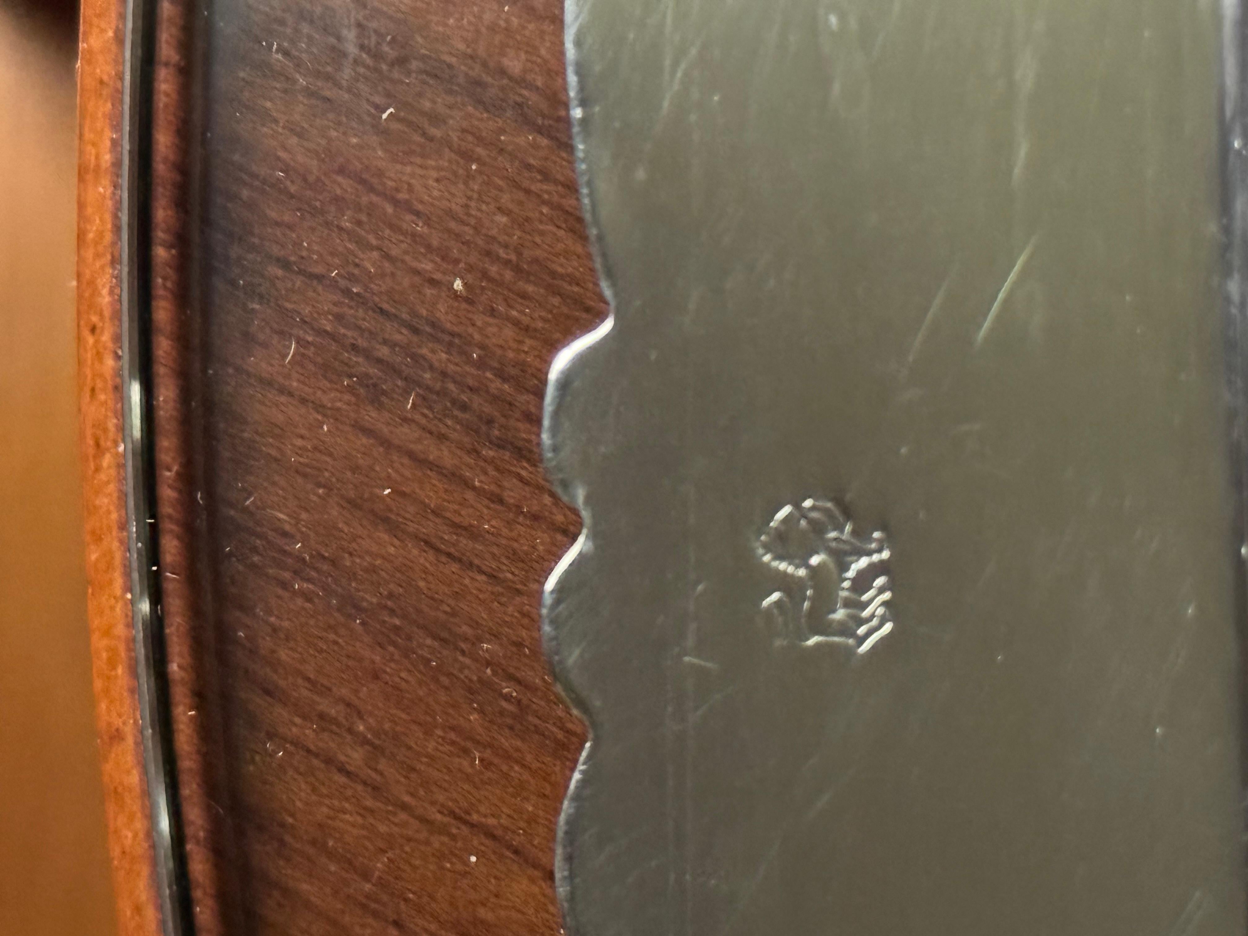Plateau à pied vintage en métal argenté. Avec la forme d'un lion gravé au dos en vente 2