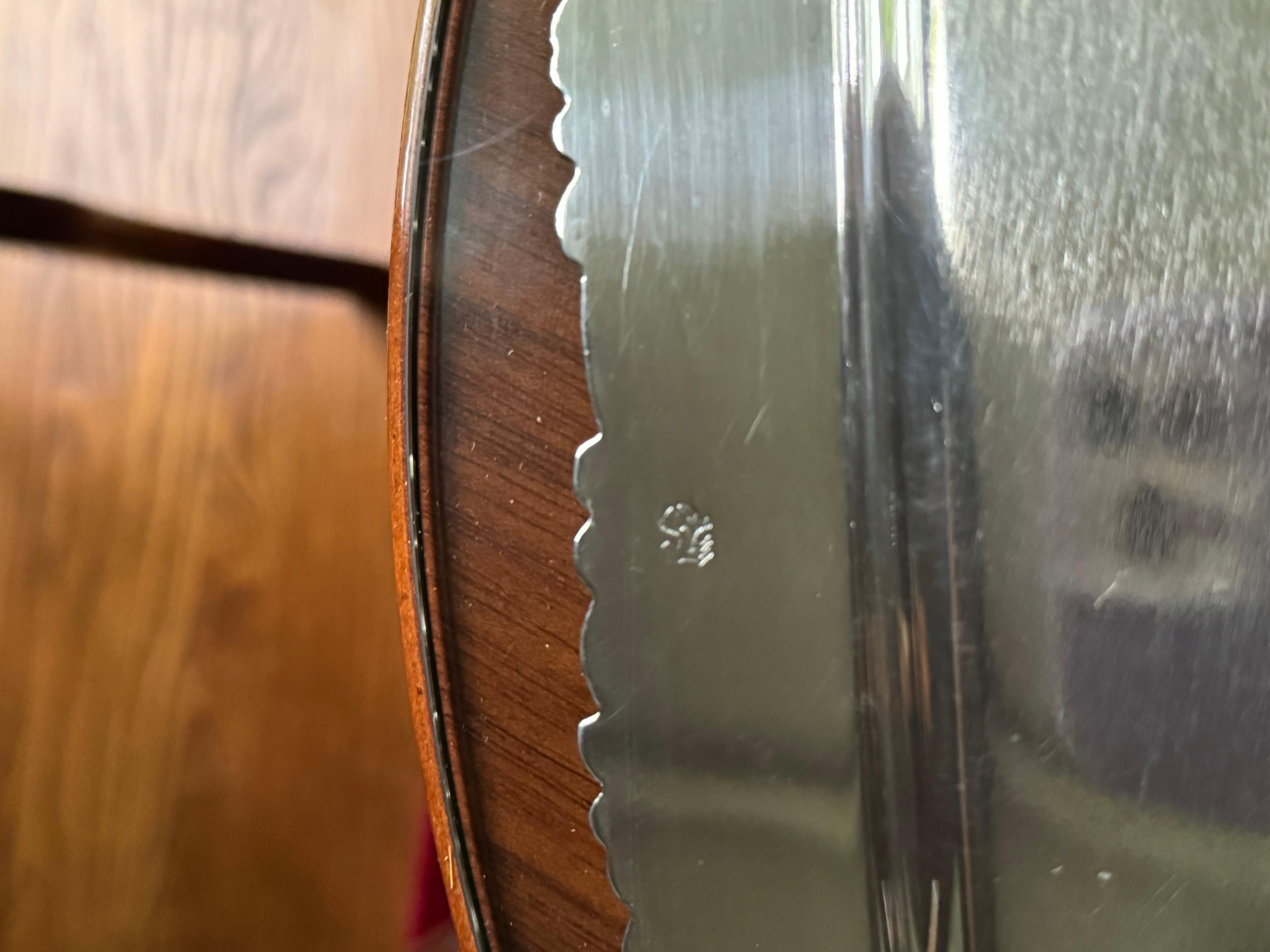 Plateau à pied vintage en métal argenté. Avec la forme d'un lion gravé au dos en vente 3