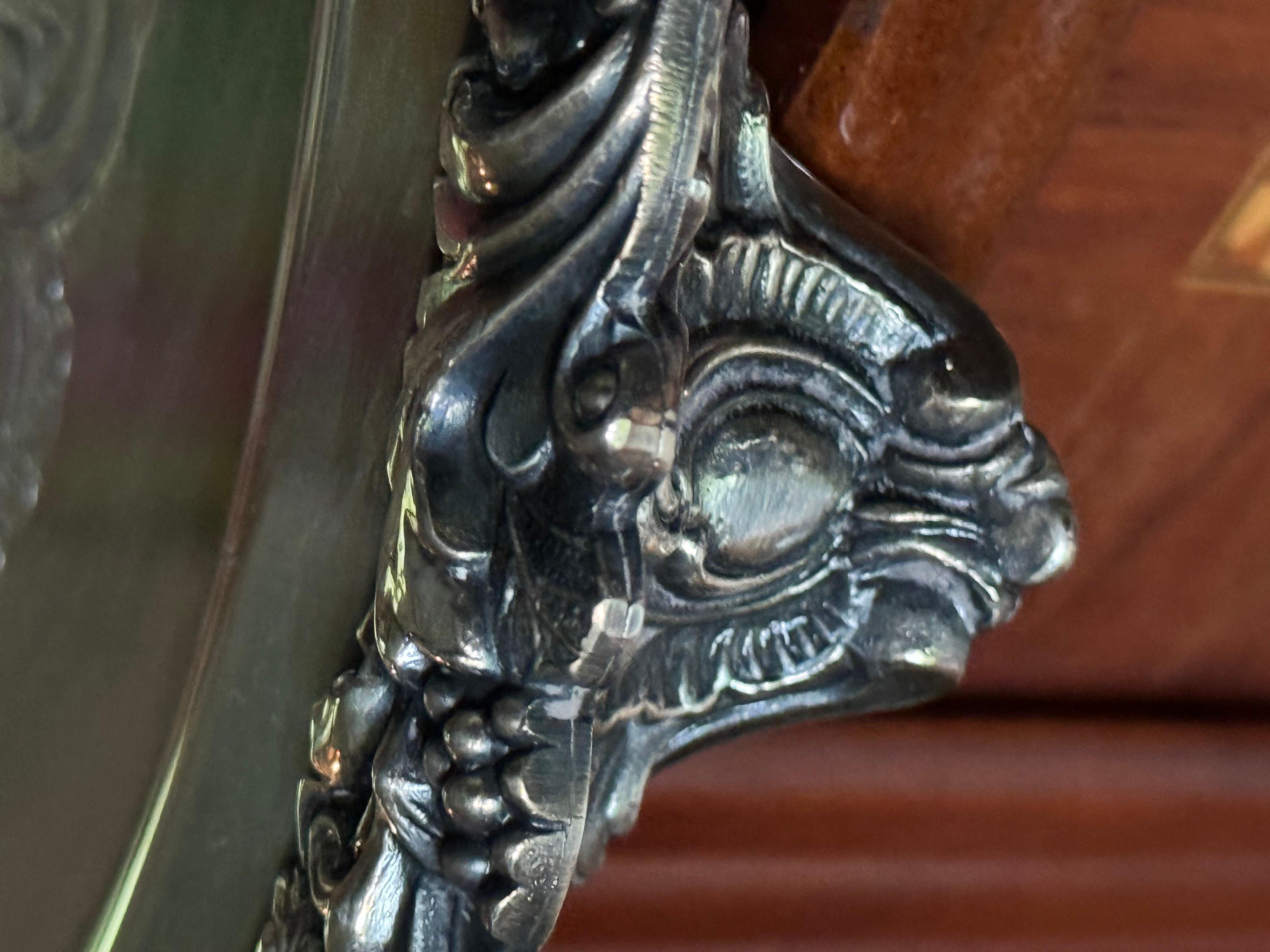 Un superbe plateau de maître d'hôtel vintage en métal argenté. Une pièce d'exception qui ajoutera de la classe à tout lieu de divertissement, une forme triangulaire en métal argenté avec un design sophistiqué et de l'artisanat. Il est lourd et