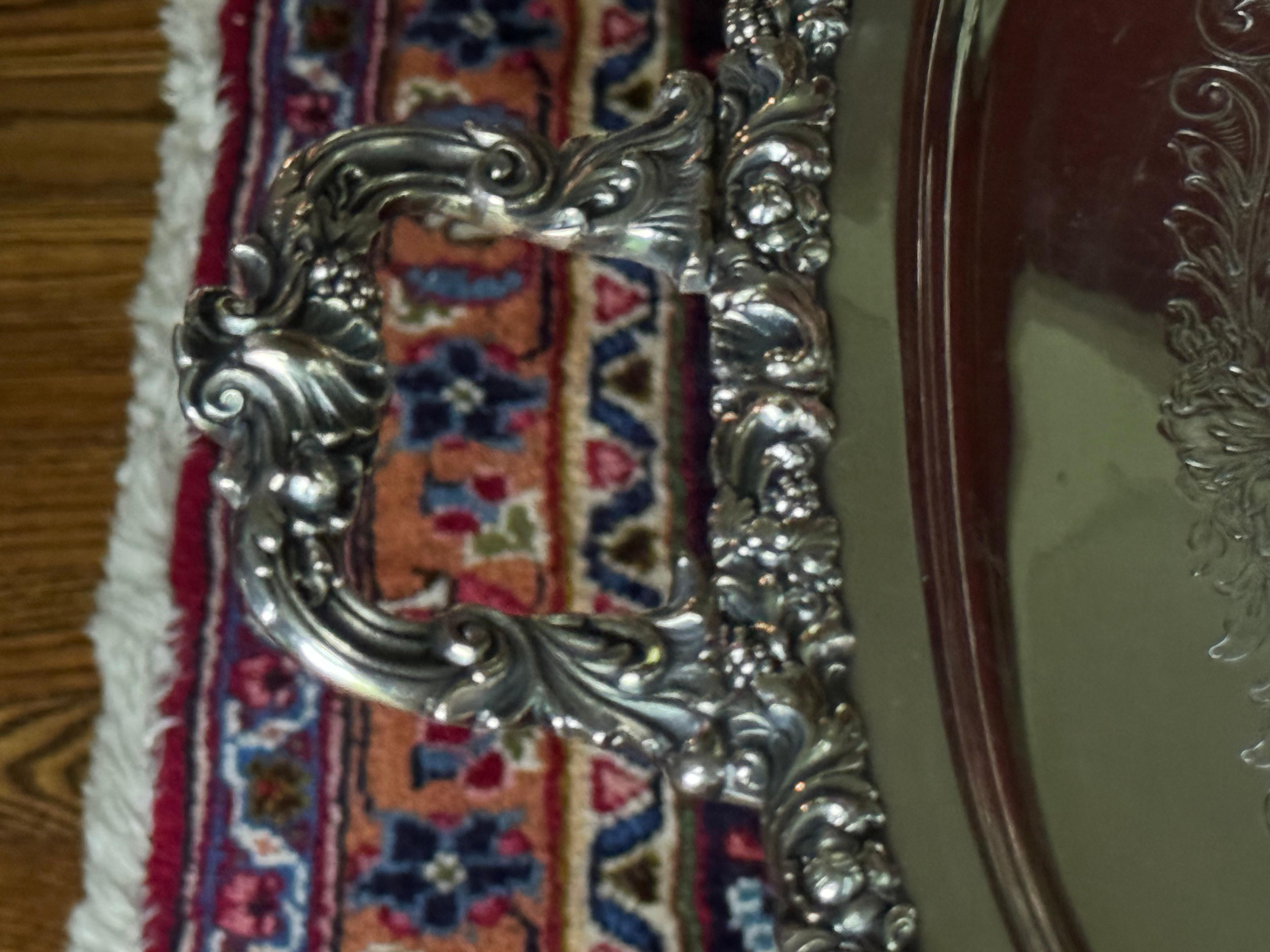 Baroque Plateau à pied vintage en métal argenté. Avec la forme d'un lion gravé au dos en vente