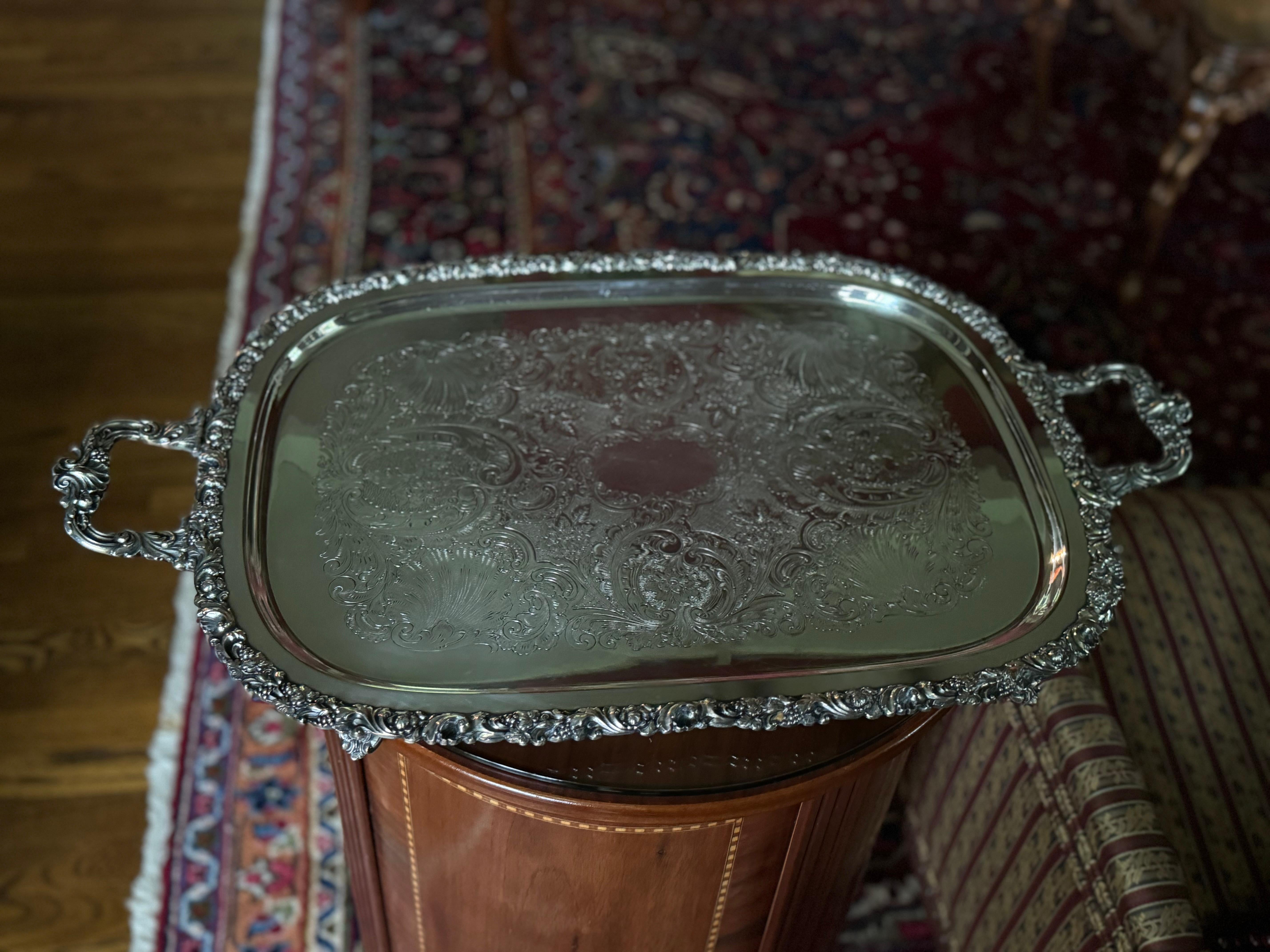Britannique Plateau à pied vintage en métal argenté. Avec la forme d'un lion gravé au dos en vente