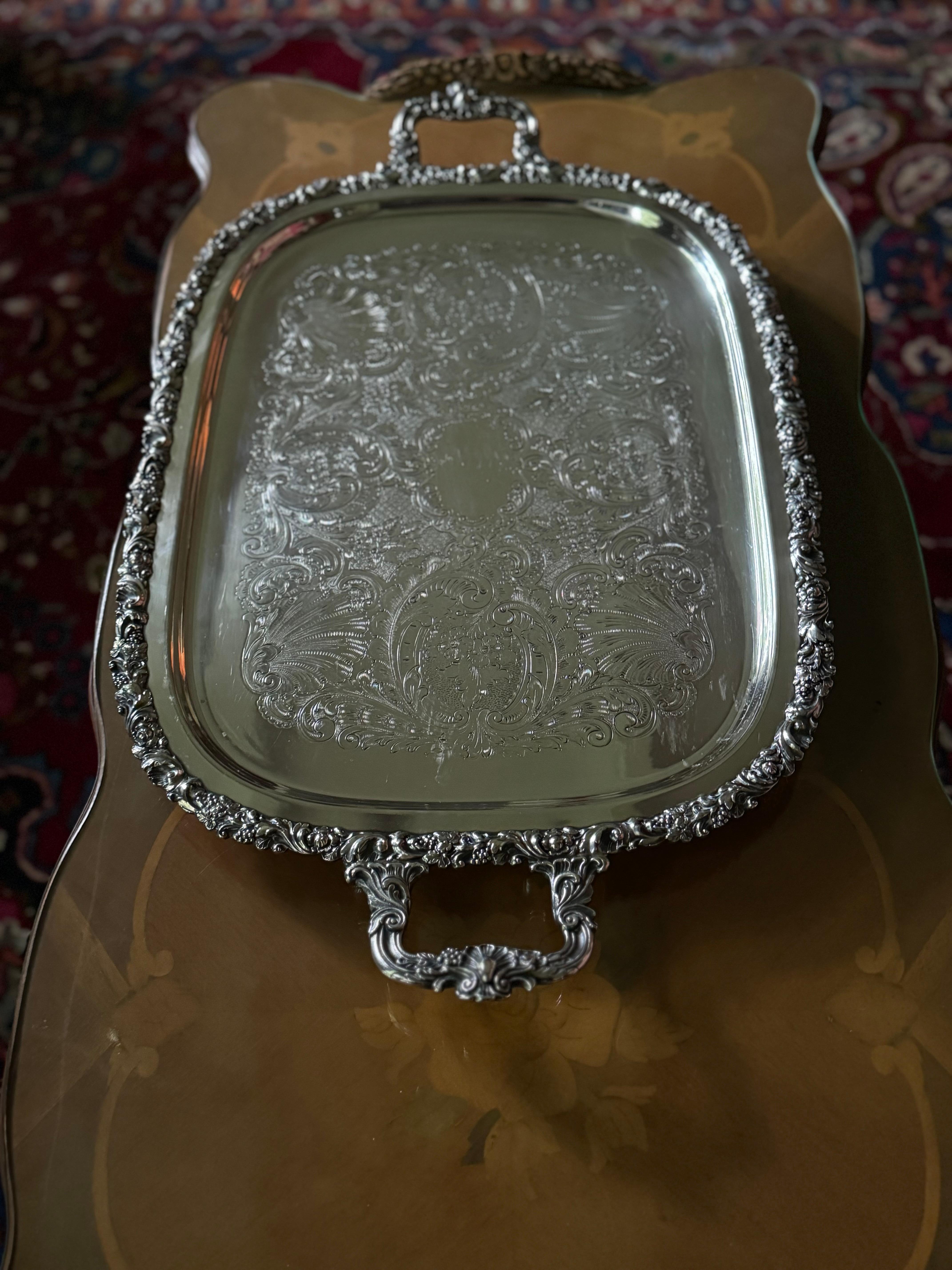 Ferronnerie Plateau à pied vintage en métal argenté. Avec la forme d'un lion gravé au dos en vente