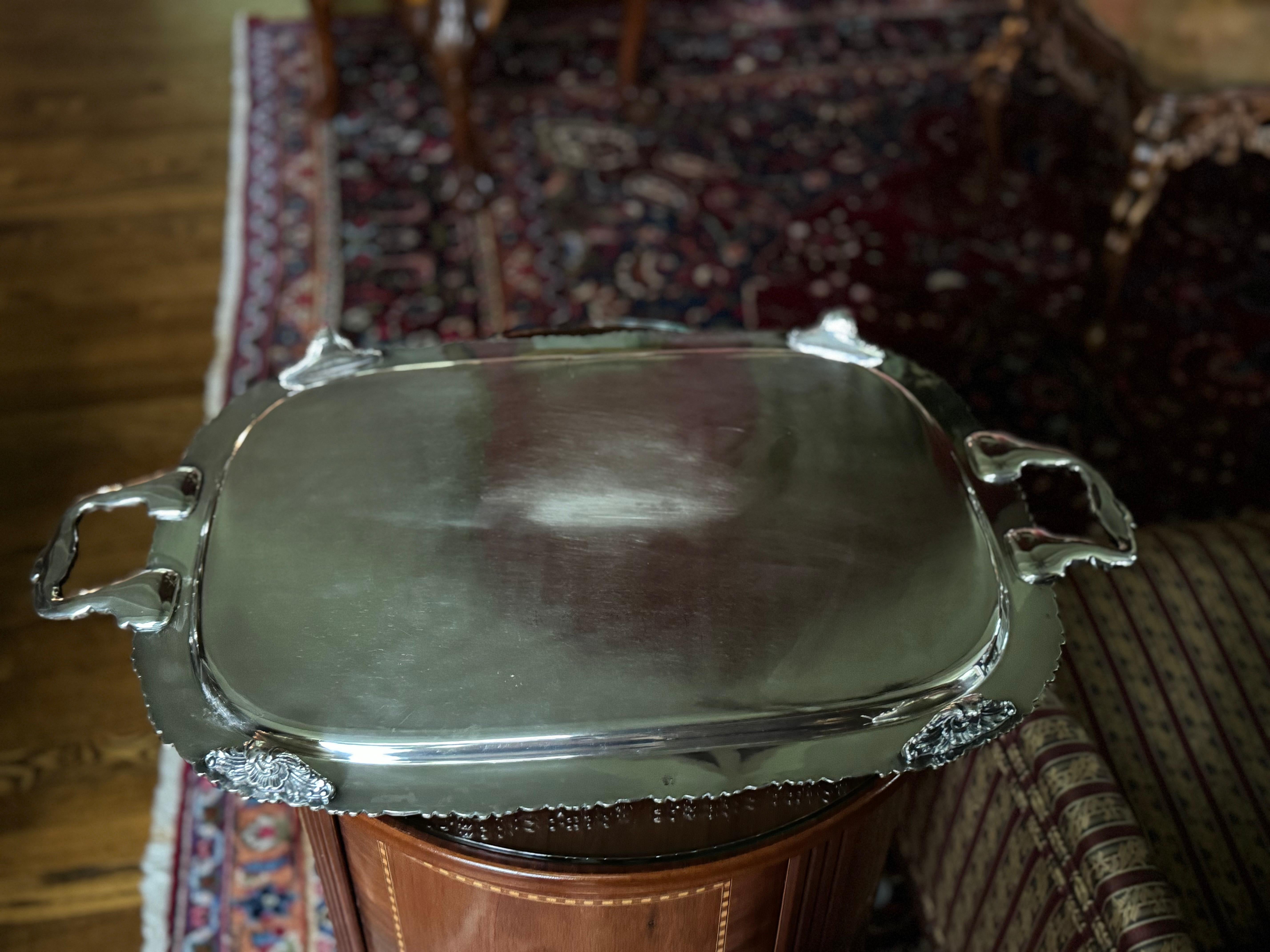 Plateau à pied vintage en métal argenté. Avec la forme d'un lion gravé au dos Bon état - En vente à Birmingham, AL